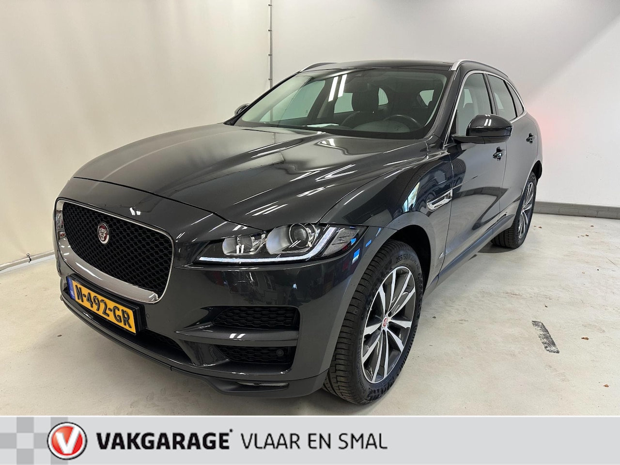 Jaguar F-Pace - 2.0 Portfolio AWD 25t -Panoschuifdak-Lederen bekleding met verwarming ook achter-Camera-Tr - AutoWereld.nl