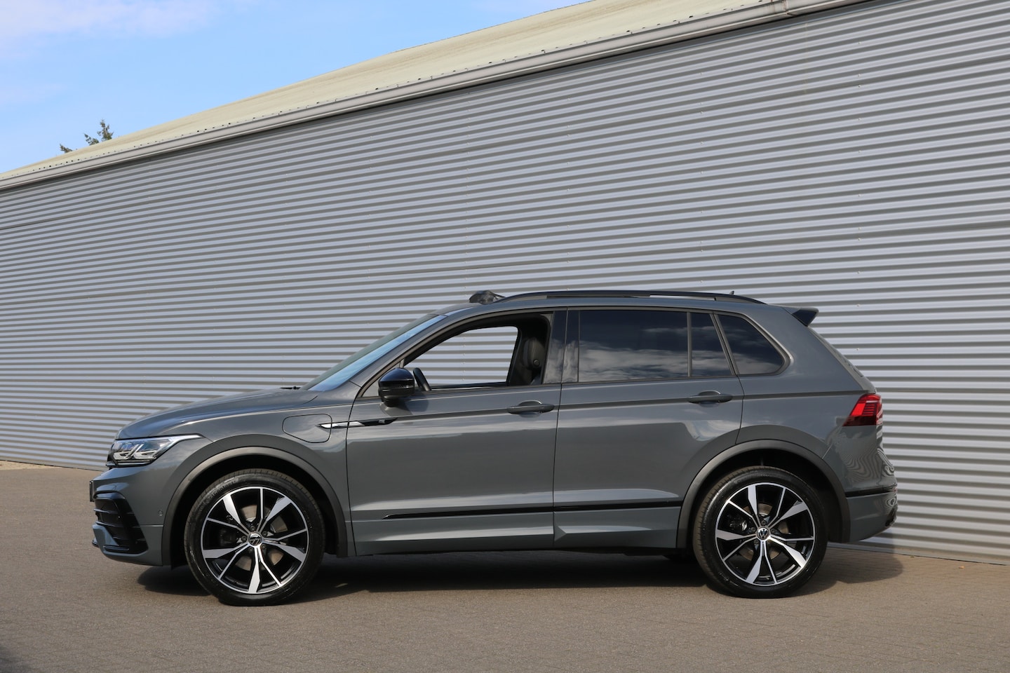 Volkswagen Tiguan - 1.4 TSI eHybrid R-Line Black Style 245PK (Panodak Sportinterieur VirtualCockpit ACC Carpla - AutoWereld.nl