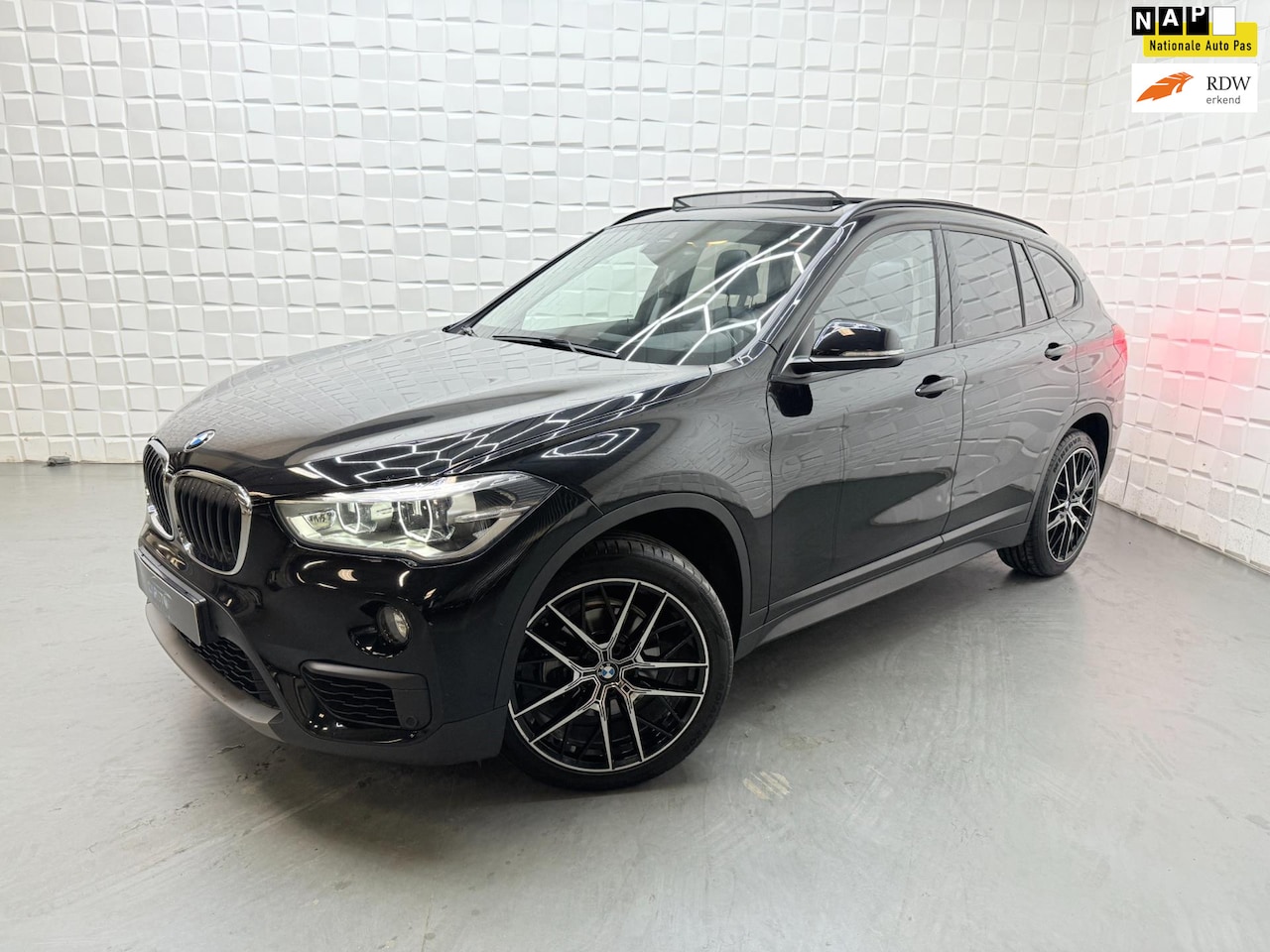 BMW X1 - SDrive18i High Executive AUTOMAAT PDC PANO LEER - AutoWereld.nl