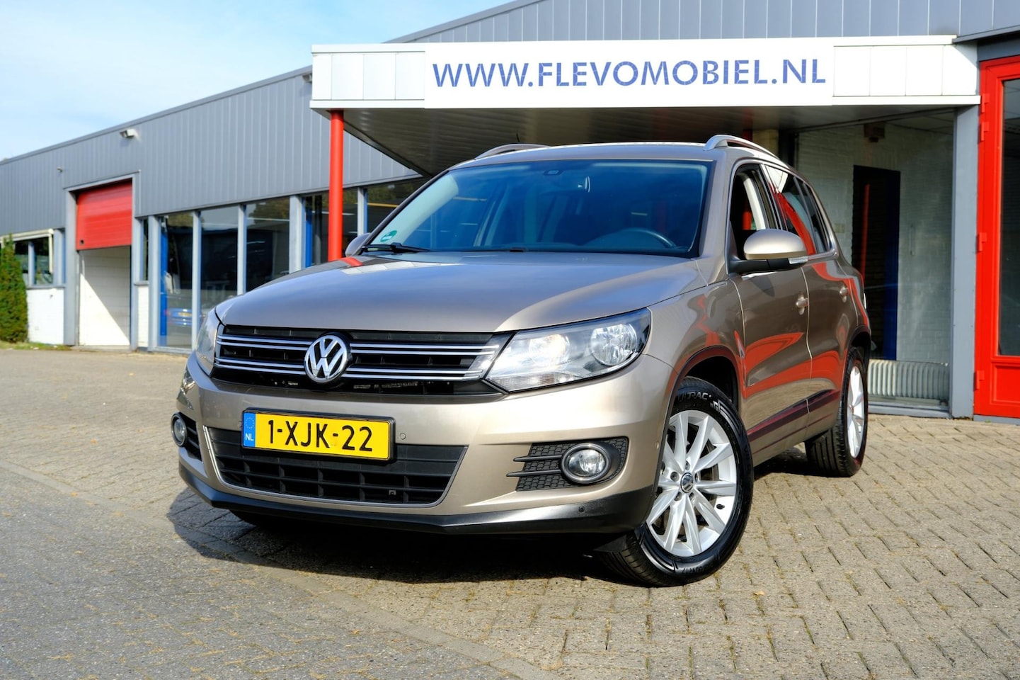 Volkswagen Tiguan - 1.4 TSI 160pk Sport&Style Aut. Clima|Navi|Cruise|Park Assist - AutoWereld.nl