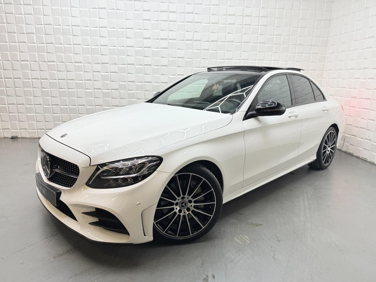 Mercedes-Benz C-klasse - 300 AMG PANO NIGHT CAMERA LEER - AutoWereld.nl