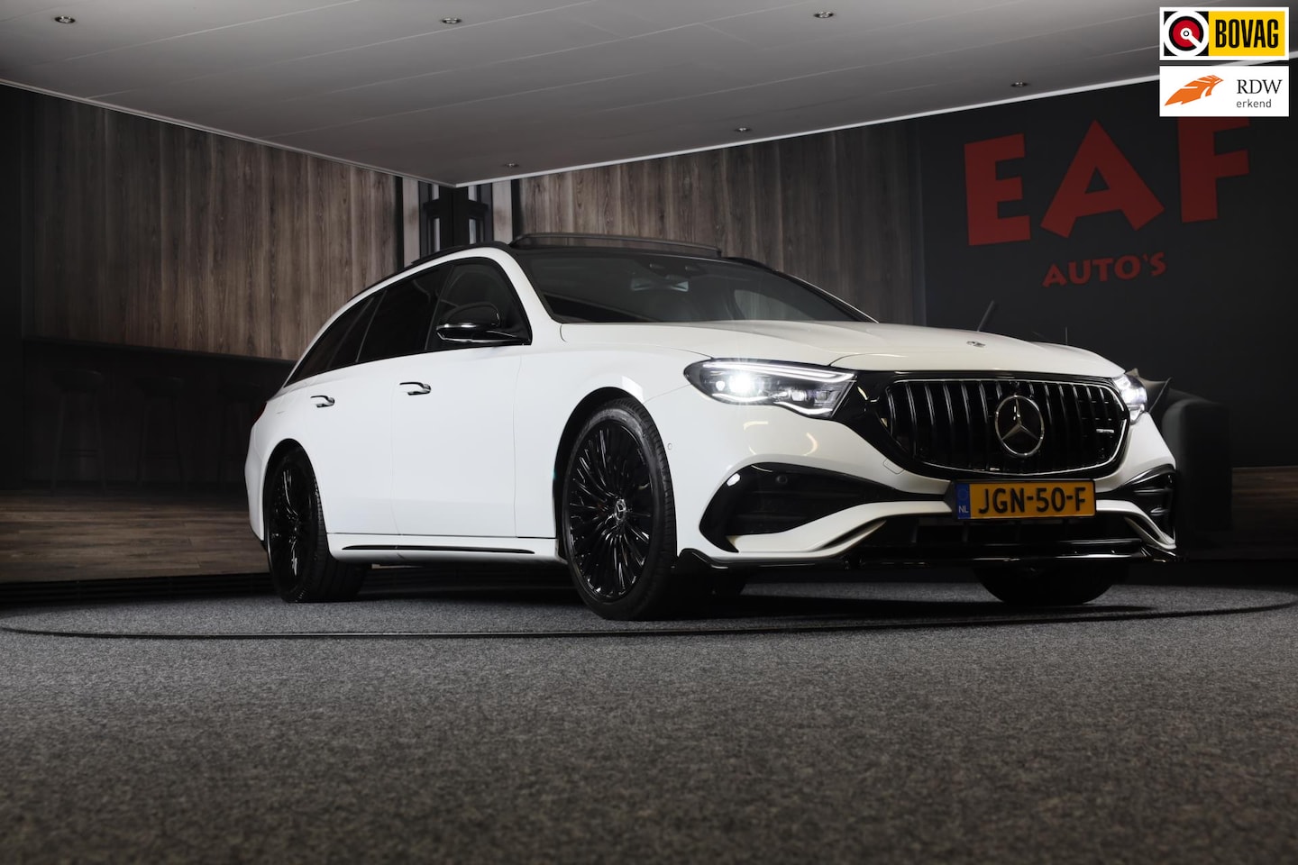 Mercedes-Benz E-klasse Estate - 300 e AMG 53 Look / HYPERSCREEN / Burmester / Acc / Lane Assist / 360 Camera / Pano / Trek - AutoWereld.nl