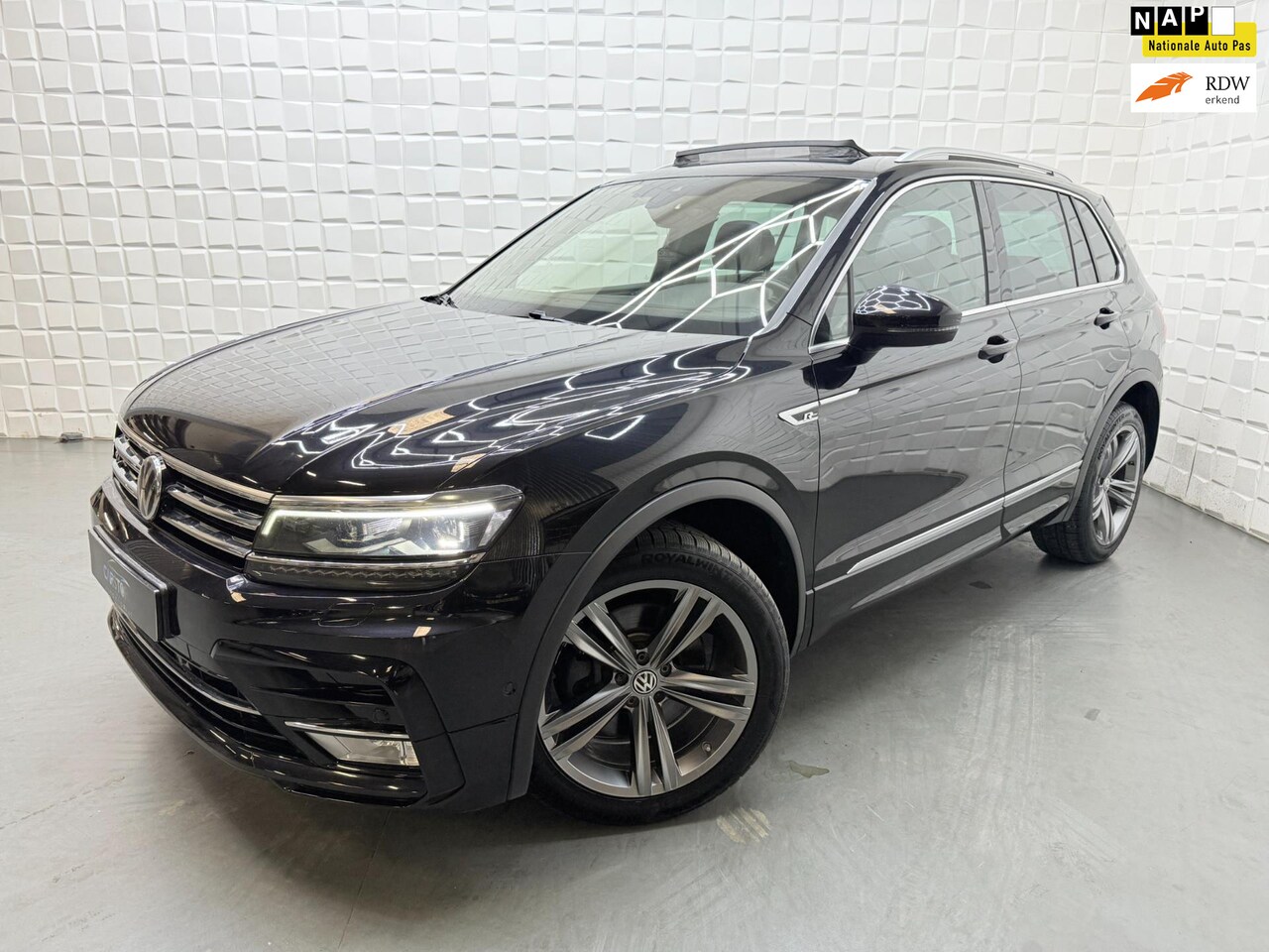 Volkswagen Tiguan - 2.0 TSI 4Motion 2x R LINE PANO VIRTUAL - AutoWereld.nl