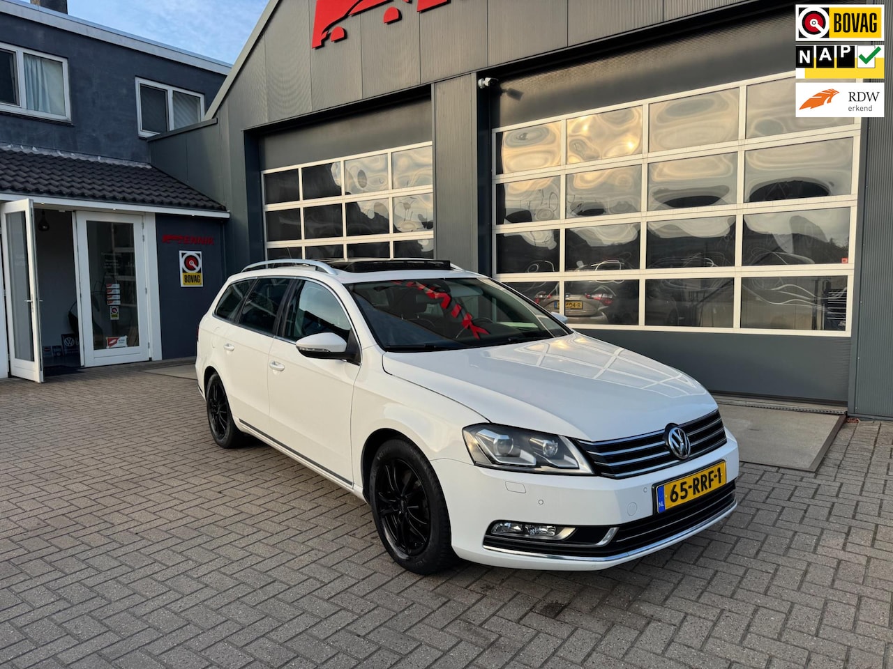 Volkswagen Passat Variant - 1.6 TDI Highline Pano/Lane/Side/standverw/trekhaak/Xenon Led/ vol vol vol - AutoWereld.nl