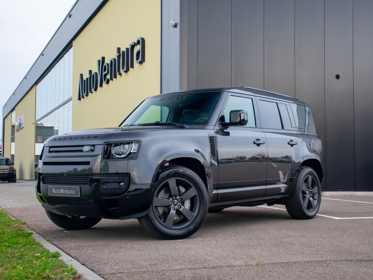 Land Rover Defender 110 - 2.0 P300e 110 X-Dynamic l 6 Persoons l Schuif- /kantel Pano  l Adapt. Cruise l Black Pack - AutoWereld.nl
