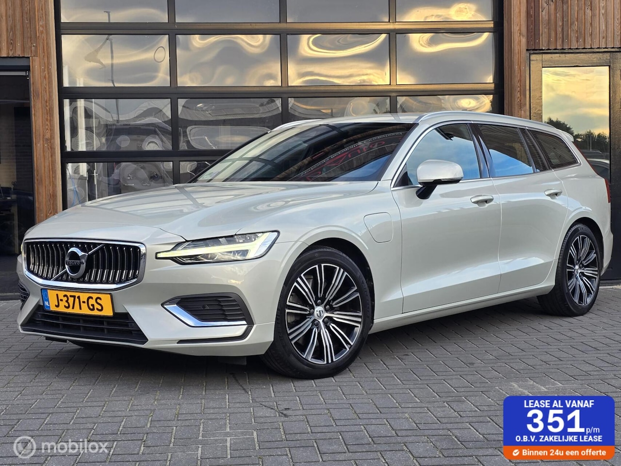 Volvo V60 - 2.0 T6 RECHARGE AWD ACC CAMERA TREKHAAK CARPLAY - AutoWereld.nl