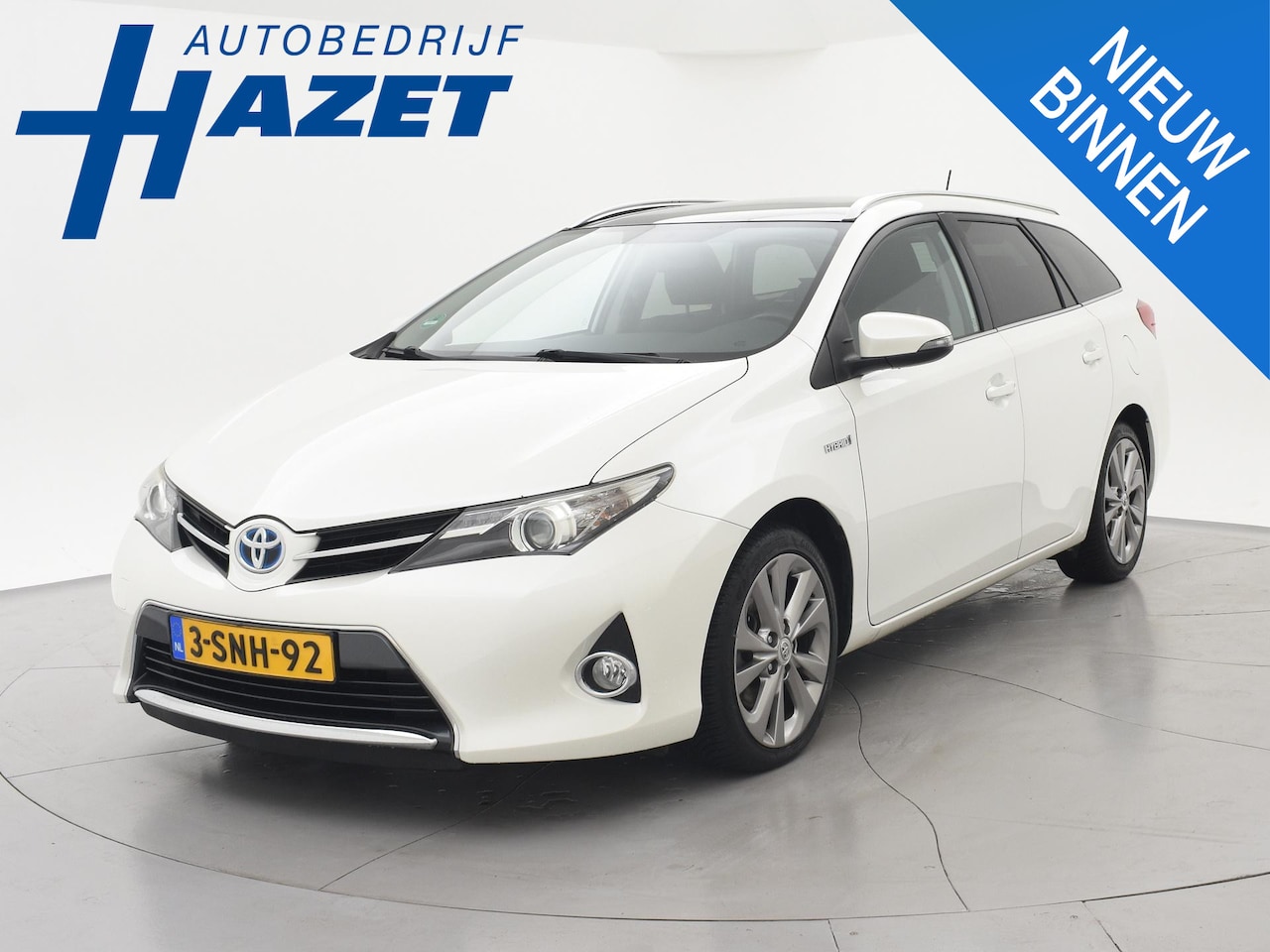 Toyota Auris Touring Sports - 1.8 HYBRID AUT. + PANORAMA | CAMERA | NAVIGATIE | 17 INCH | PRIVACY GLASS - AutoWereld.nl