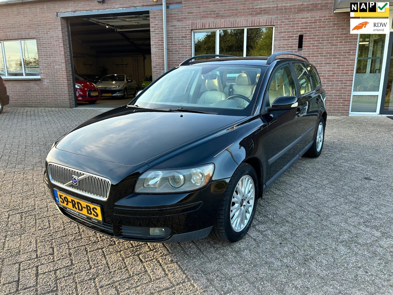 Volvo V50 - 2.4 Momentum // APK 9-1-2026 // 275.000 km - AutoWereld.nl