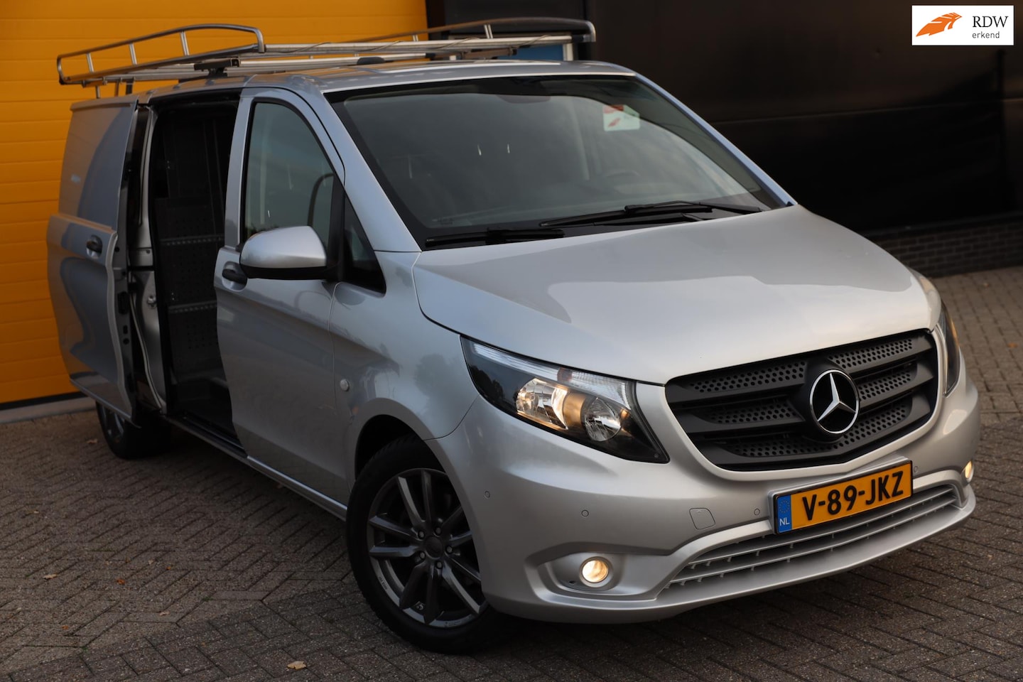 Mercedes-Benz Vito - 116 CDI Extra Lang / AUT / 2 x Schuifdeur / 163 Pk / 3 Zits / Camera / Elek Pakket / Imper - AutoWereld.nl