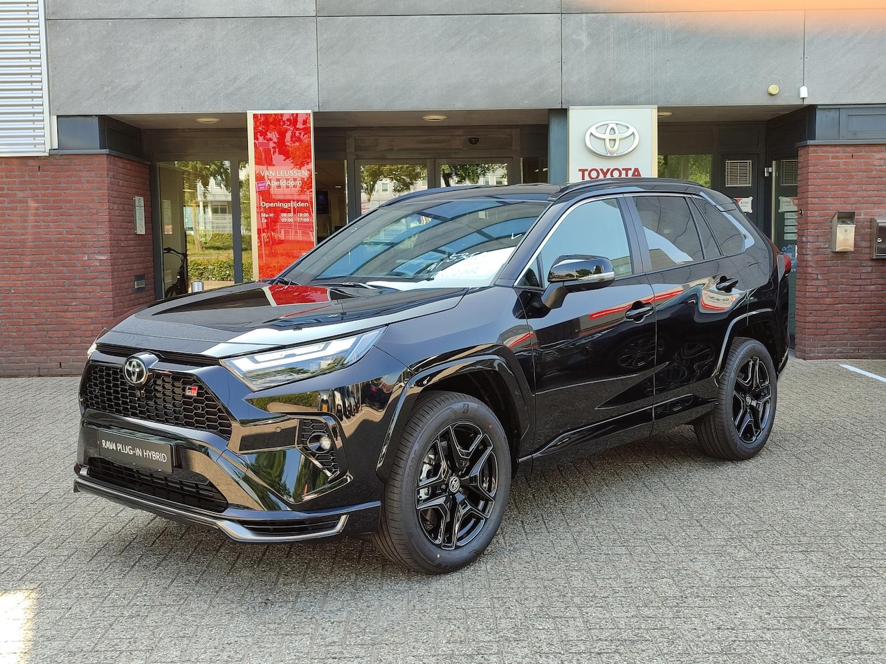 Toyota RAV4 - 2.5 Plug-in Hybrid AWD GR SPORT NIEUW DIRECT LEVERBAAR! 1500KG TREKGEW HEAD-UP JBL-AUDIO 1 - AutoWereld.nl