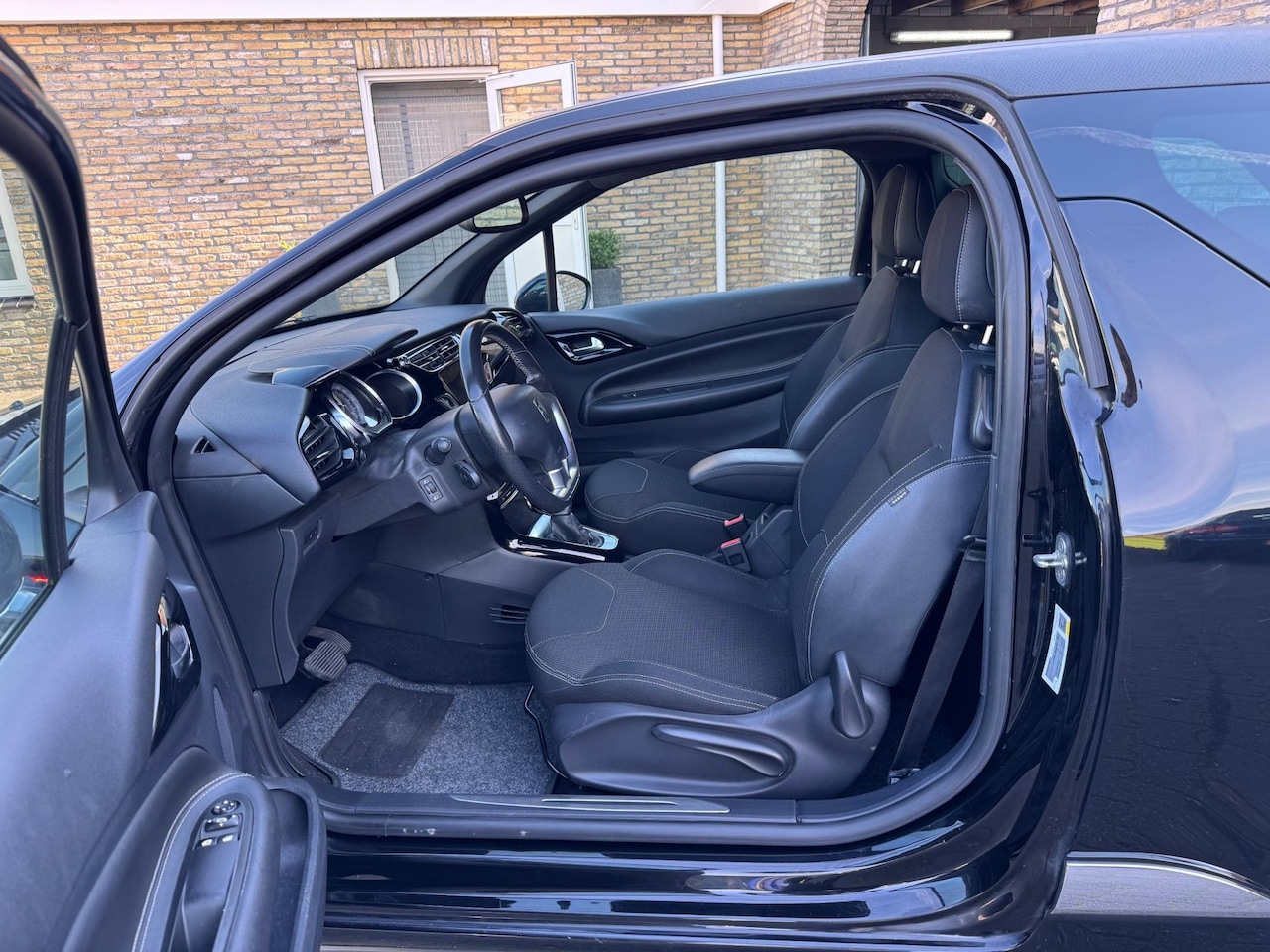 DS 3 - 1.2 PureTech So Chic Bj 2017 Automaat weinig kilometers - AutoWereld.nl