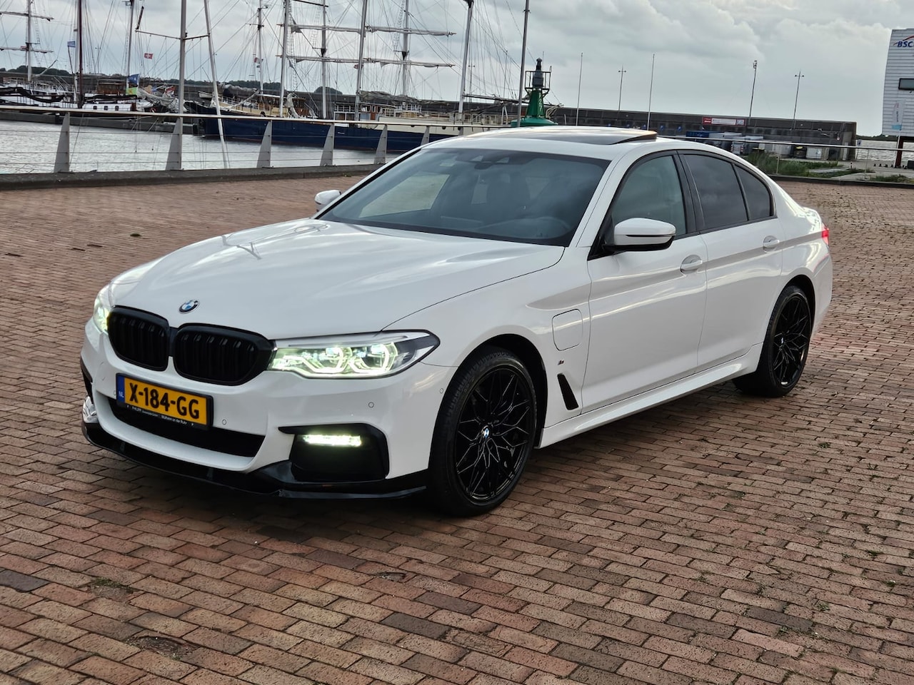 BMW 5-serie - 530e iPerformance Executive -	3 keer M uitgevoerd -	Alcantara bekleding -	Head-up display -	19 inch breedset met Pirel - AutoWereld.nl