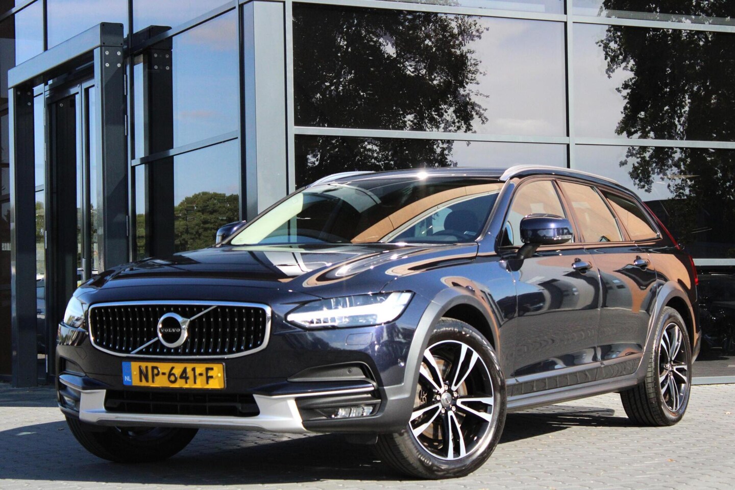 Volvo V90 Cross Country - D4 Pro | ACC | Trekhaak | Stoelventilatie - AutoWereld.nl