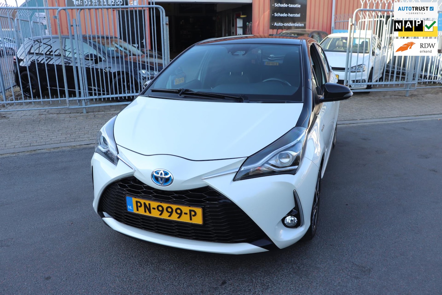 Toyota Yaris - 1.5 Hybrid Bi-Tone inc 1 jaar garantie - AutoWereld.nl