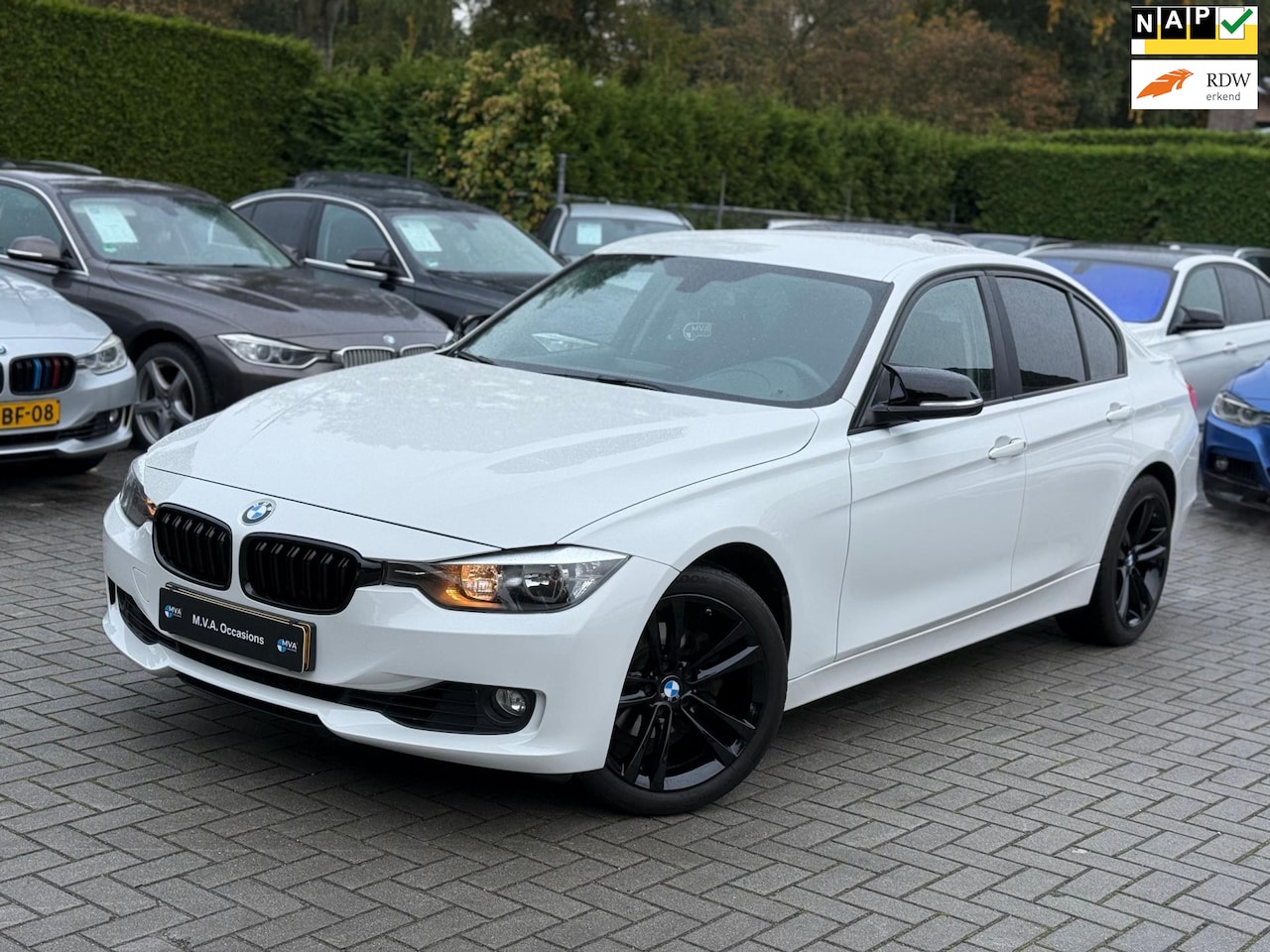 BMW 3-serie - 320i Executive|Nieuwe Ketting|18 inch|Navigatie|Airco|Automaat|Nette staat.. - AutoWereld.nl
