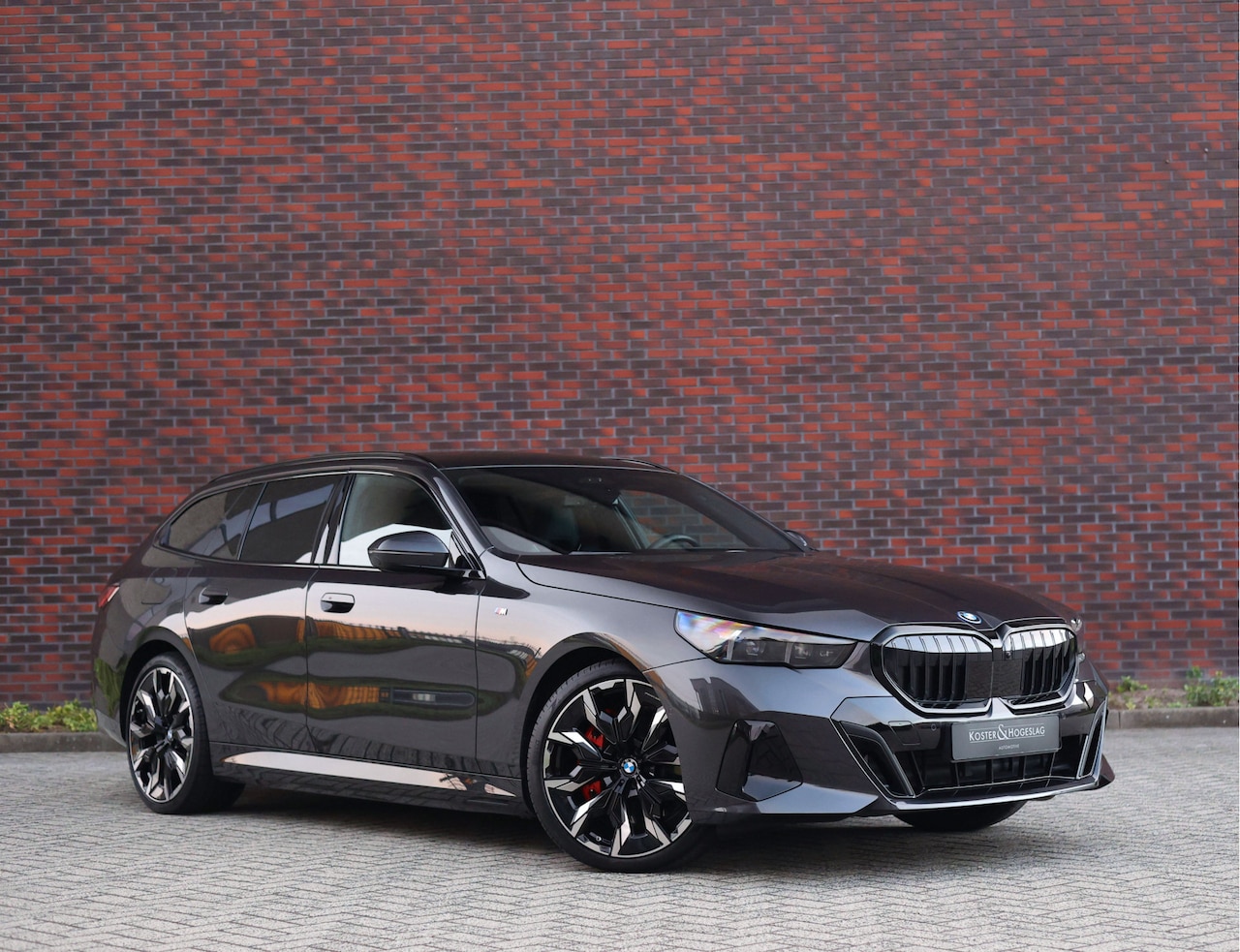 BMW 5-serie Touring - 550e xDrive | M Sport Pro - Pano - Trekhaak - HUD - AutoWereld.nl