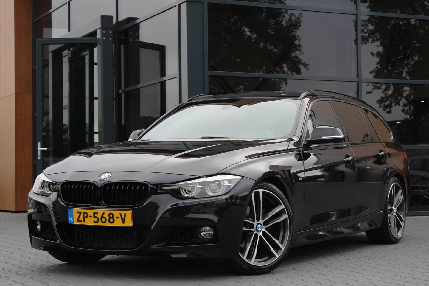 BMW 3-serie Touring - 318i M-Sport Automaat | Sportstoelen | Trekhaak - AutoWereld.nl