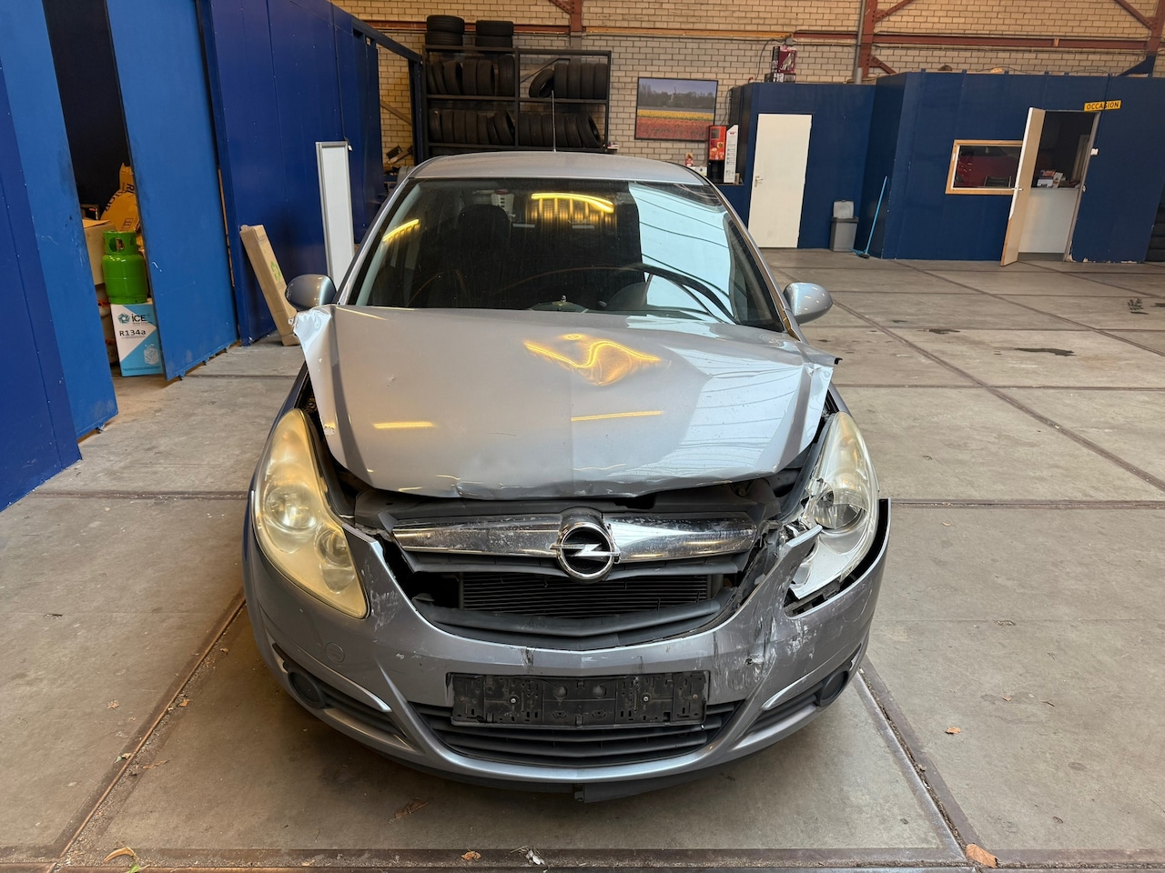 Opel Corsa - LET OP SCHADE VOORKANT, MOTOR IN ORDE RIJD EN SCGHAKELT GOED!!! - AutoWereld.nl