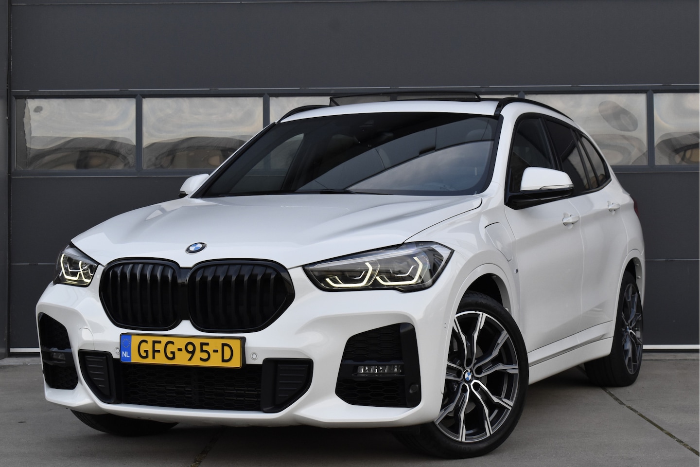BMW X1 - xDrive25e Executive Edition M-pakket Pano - CarPlay - Cruise - AutoWereld.nl