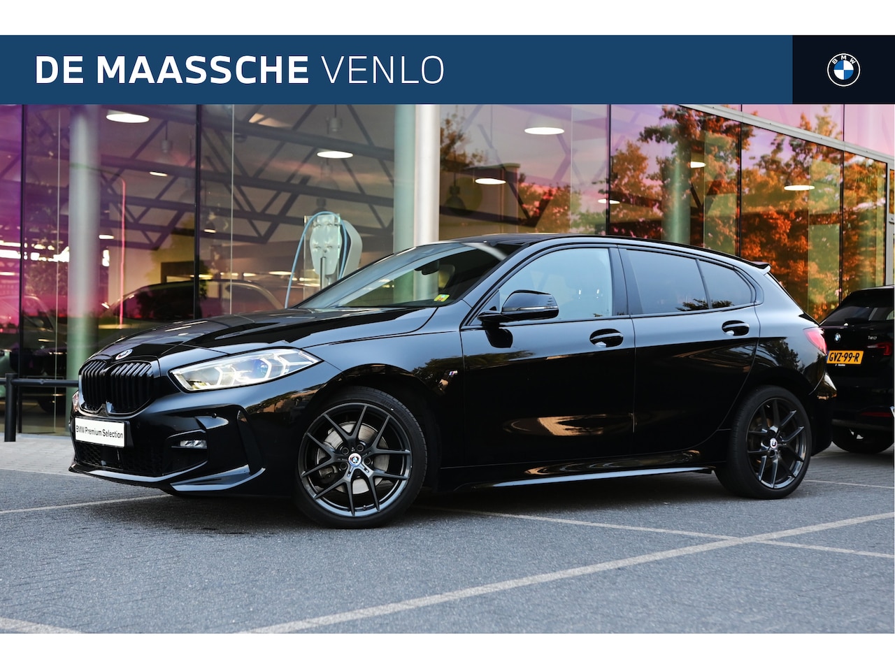 BMW 1-serie - 118i High Executive M Sport Automaat / Trekhaak / Panoramadak / Stoelverwarming / Stuurver - AutoWereld.nl