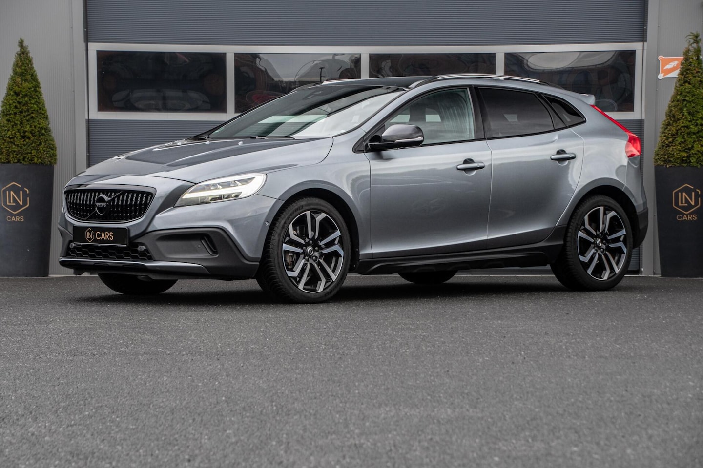 Volvo V40 Cross Country - 1.5 T3 Polar+ Luxury | Trekhaak - AutoWereld.nl