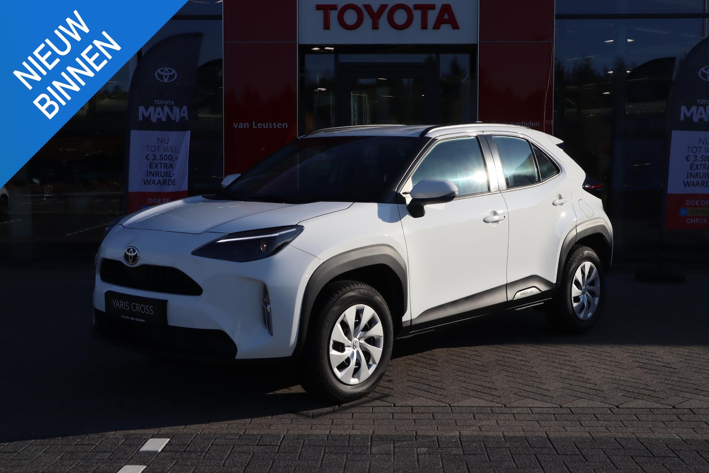 Toyota Yaris Cross - 1.5 Hybrid 130 APPLE/ANDROID NWE MODEL STOELVERWARM AD-CRUISE ALL-SEASON - AutoWereld.nl