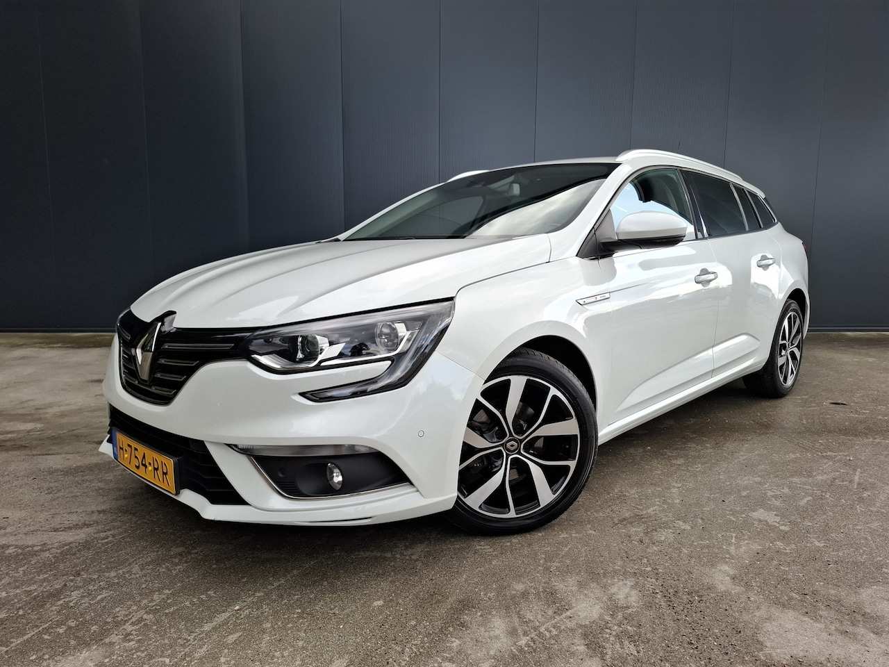 Renault Mégane Estate - 1.3 TCe Bose 1e EIGENAAR CAMERA HALF LEER PARK ASSIST LED NAVI CRUISE ECC TREKHAAK - AutoWereld.nl
