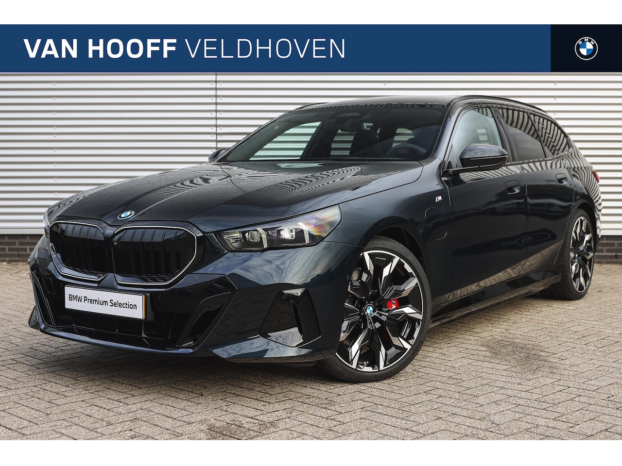 BMW 5-serie Touring - 550e xDrive M Sport Automaat / Panoramadak / Trekhaak / Bowers & Wilkins / M Multifunction - AutoWereld.nl