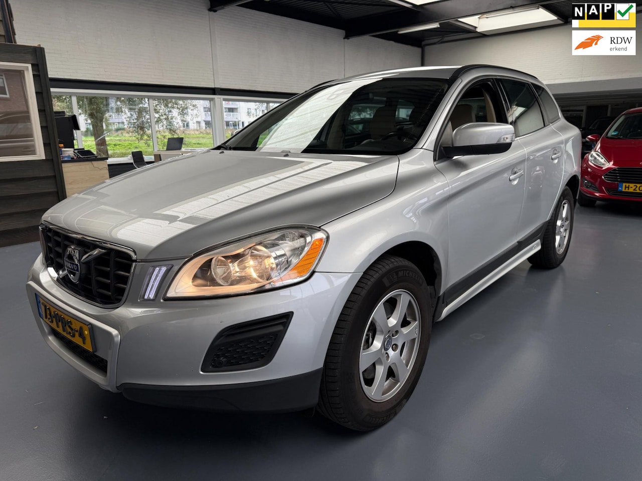 Volvo XC60 - 2.0T Momentum |Trekhaak|Leder|NAP| - AutoWereld.nl