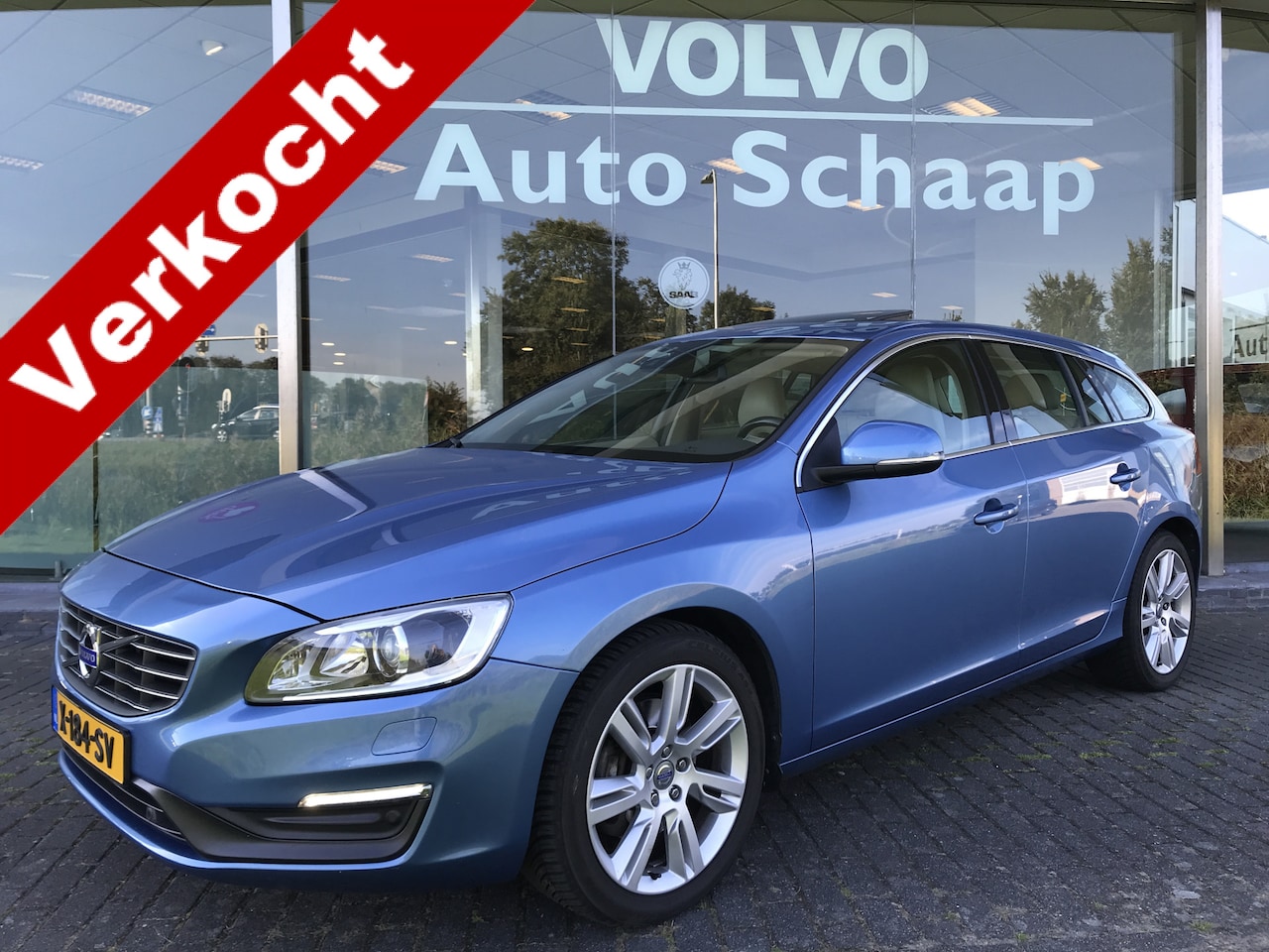 Volvo V60 - 2.0 T5 Summum Automaat | Rijklaar incl garantie | Schuifdak Trekhaak afneembaar Xenon Navi - AutoWereld.nl