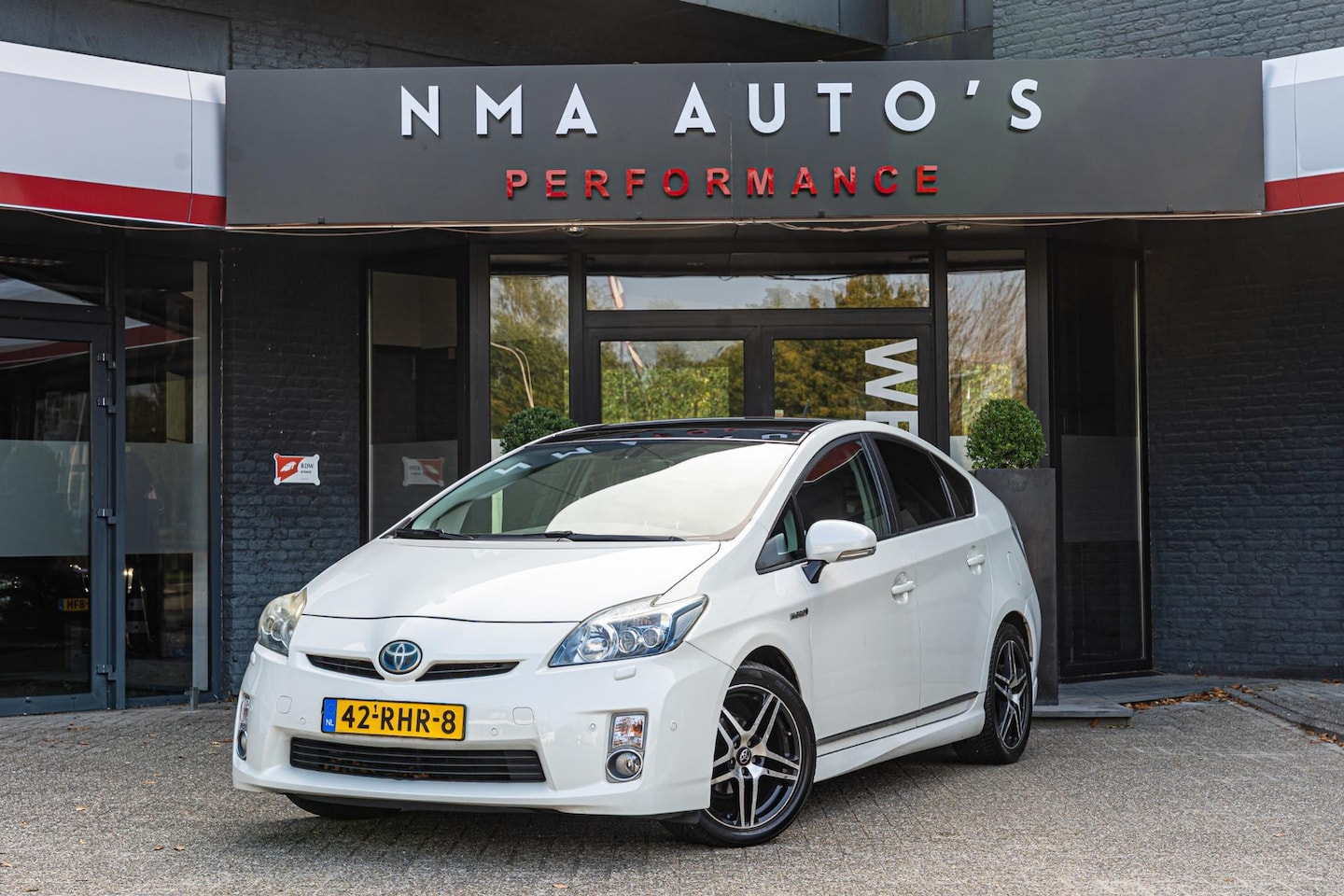 Toyota Prius - 1.8 Executive Business ACC | PANO | HEAD-UP | STOELVERWARMING | BOMVOL - AutoWereld.nl
