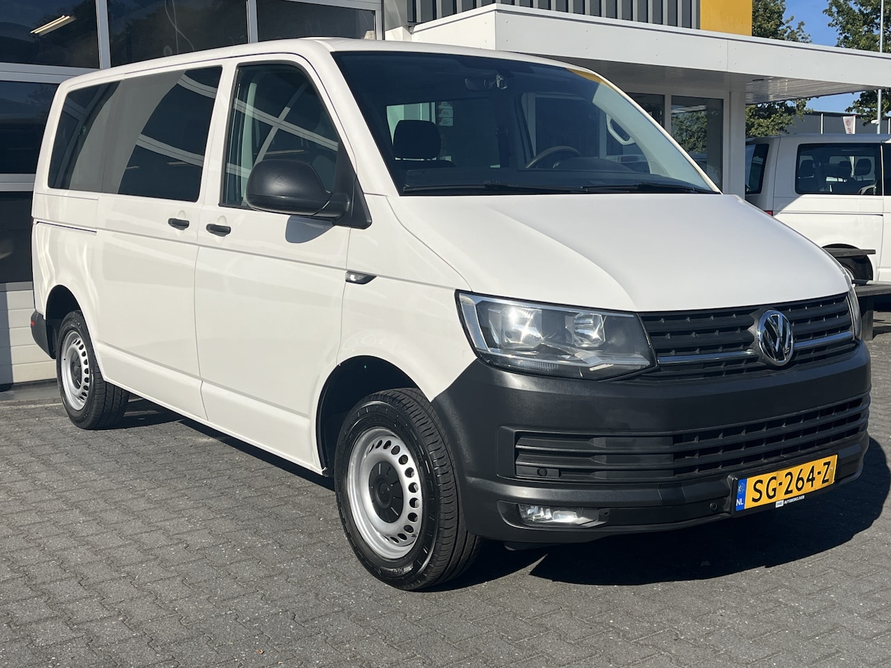 Volkswagen Transporter Kombi - 2.0 TDI DSG Automat L1H1 Euro 6 Airco Cruise control Trekhaak PDC 1e eigenaar Personenbus - AutoWereld.nl