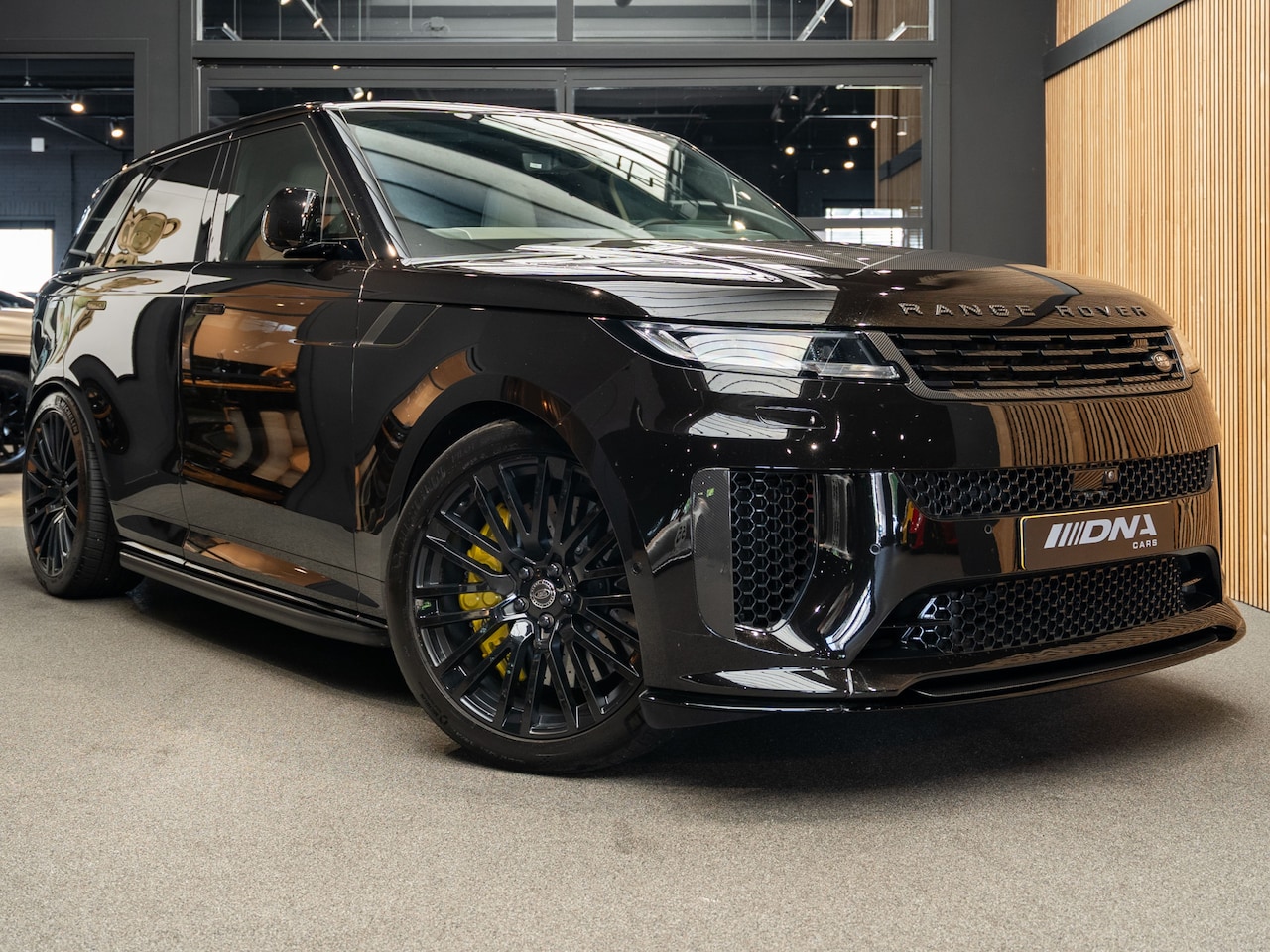 Land Rover Range Rover Sport - P635 SV Keramsich Treeplanken 4.4 P635 SV Edition One Obsidian Black - AutoWereld.nl