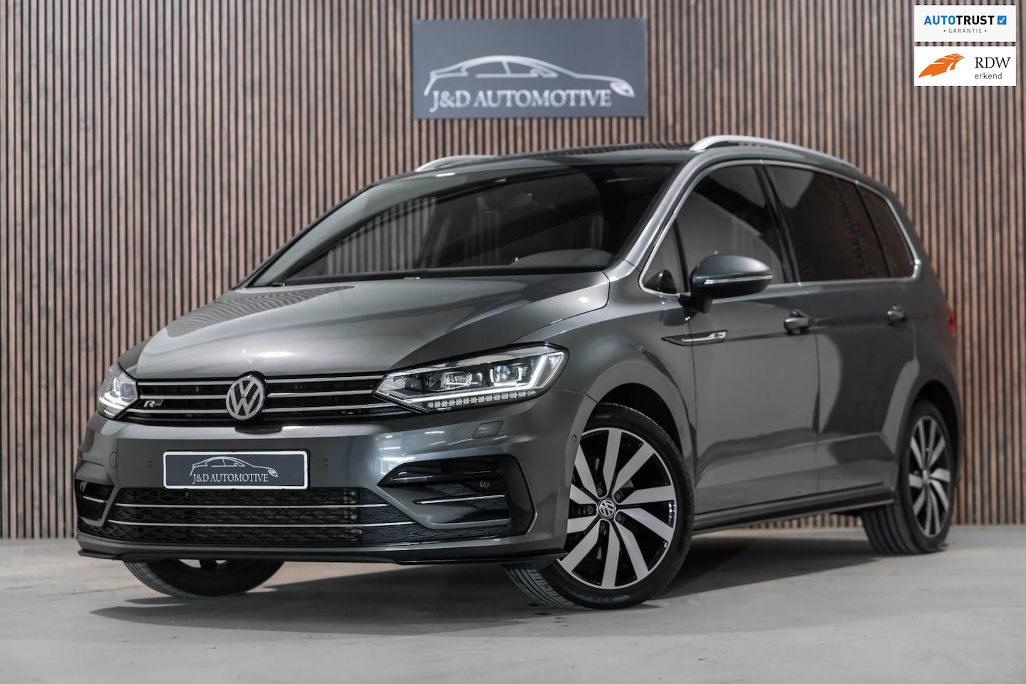 Volkswagen Touran - 1.8 TSI R-Line DSG PANO PDC NAV 2016 - AutoWereld.nl