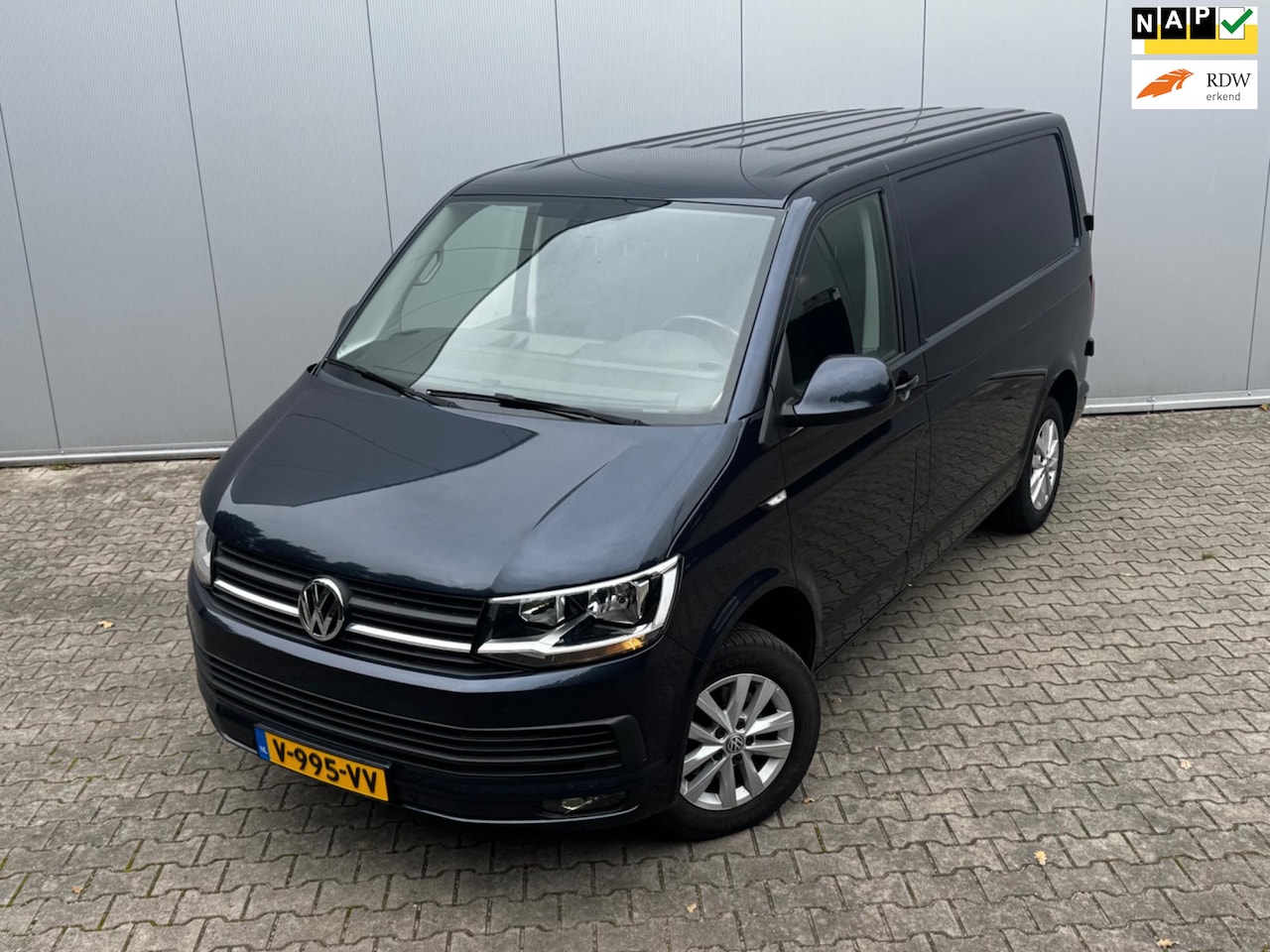 Volkswagen Transporter - 2.0TDI 150PK AUTOMAAT HIGHLINE CARPLAY AIRCO TREKHAAK ZEER NETTE BUS! NAP ORIGINEEL NEDERL - AutoWereld.nl