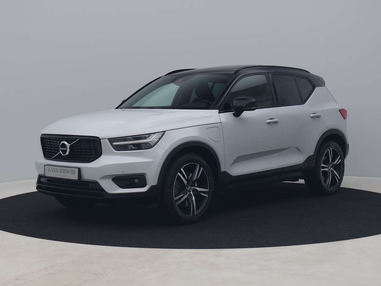 Volvo XC40 - 1.5 T4 Recharge R-Design | PANO | CAMERA | KEYLESS | STOEL- EN STUURVERW. | TREKHAAK - AutoWereld.nl