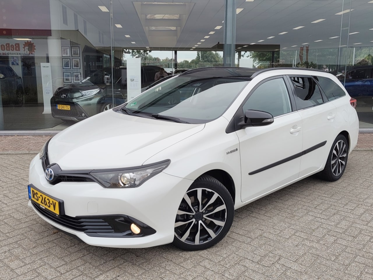 Toyota Auris Touring Sports - 1.8 Hybrid Black Edition | Trekhaak | Navi | DAB | Cruise Contro - AutoWereld.nl