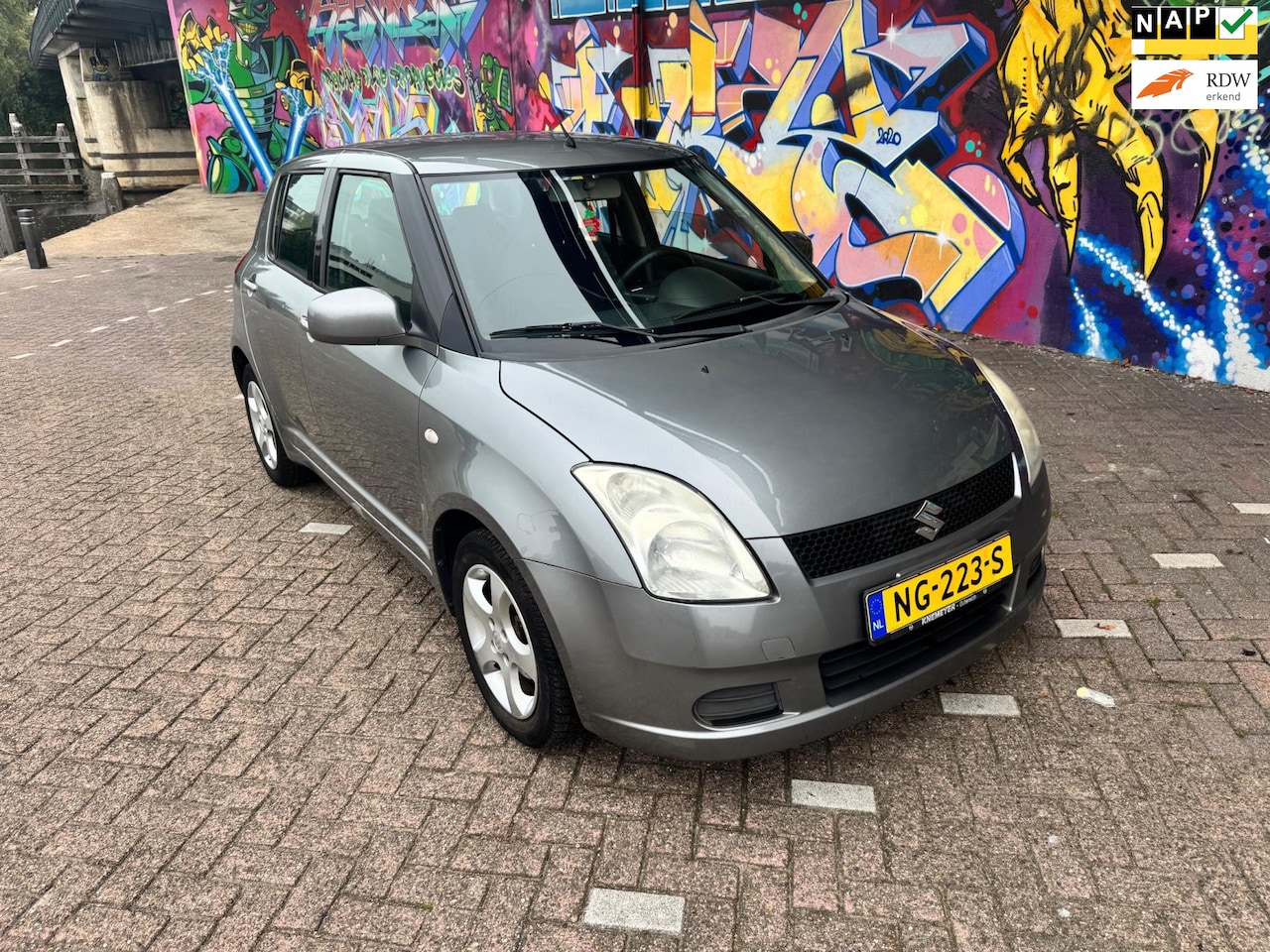 Suzuki Swift - 1.3 GA 5 deuren airco sport velgen stereo cd rijd heerlijk nette auto bouwjaar 11-2005 - AutoWereld.nl