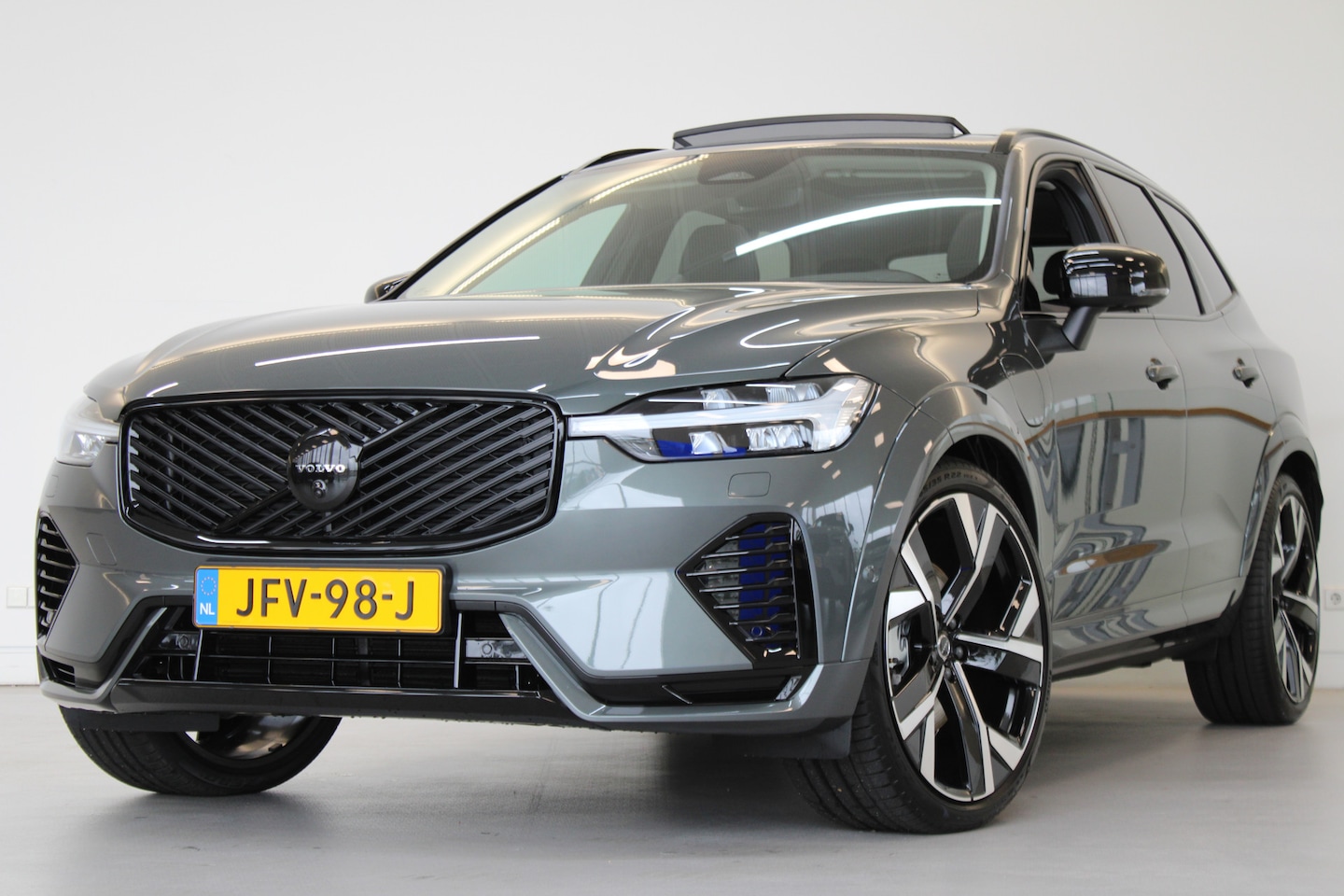Volvo XC60 - T6 350PK Ultra Dark | Black Pack | 360° | Luchtvering | B&W Audio | Panoramadak | Getint G - AutoWereld.nl