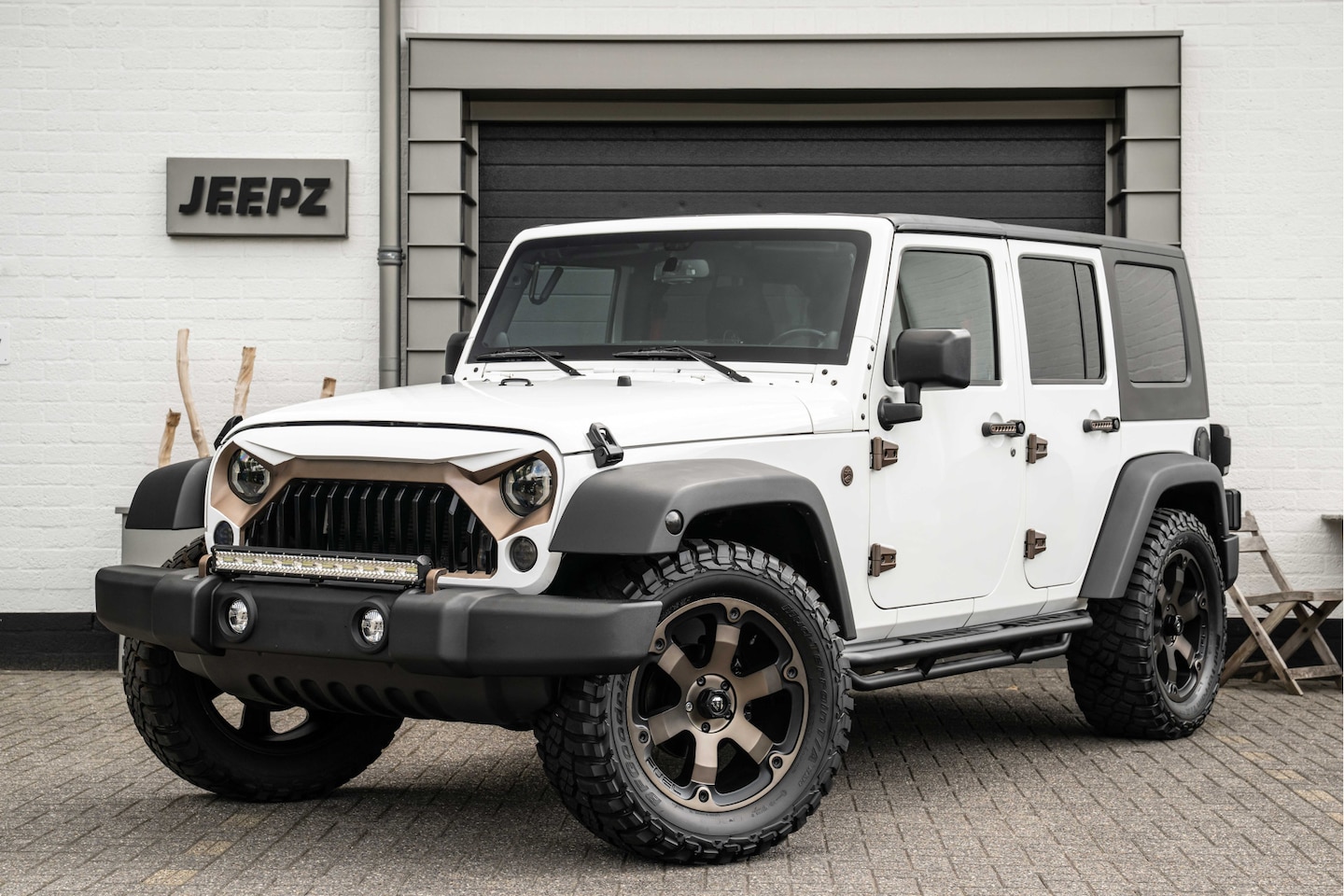 Jeep Wrangler Unlimited - 3.6 Sahara - Fuel velgen 20 inch - AutoWereld.nl