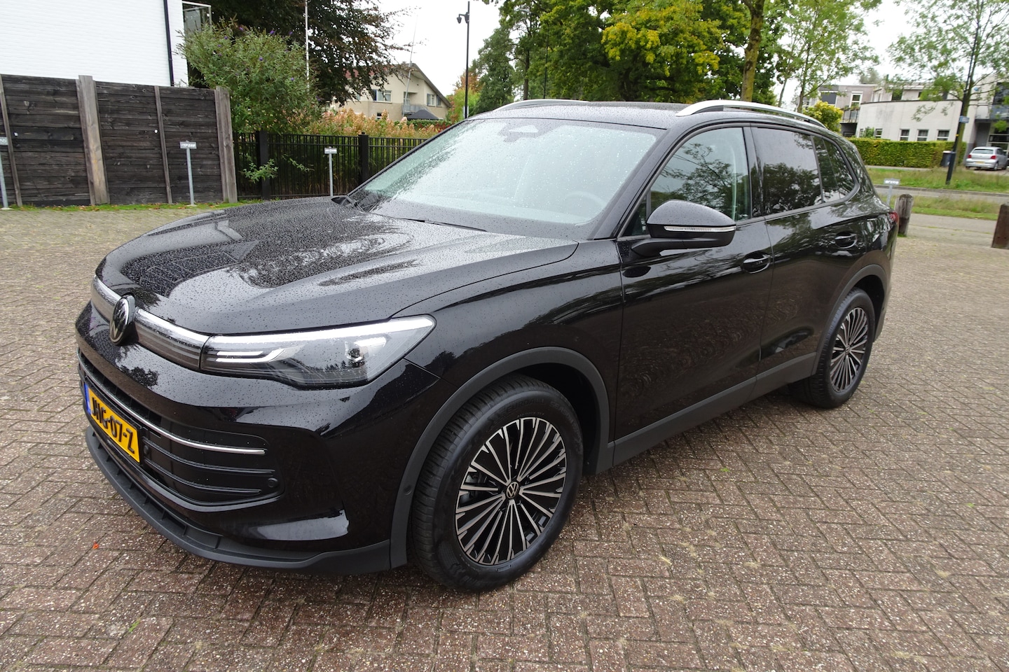 Volkswagen Tiguan - 1.5 eTSI Life Edition AUTOMAAT * AIRCO * 18 inch LMV * NAVI * KAMERA * - AutoWereld.nl