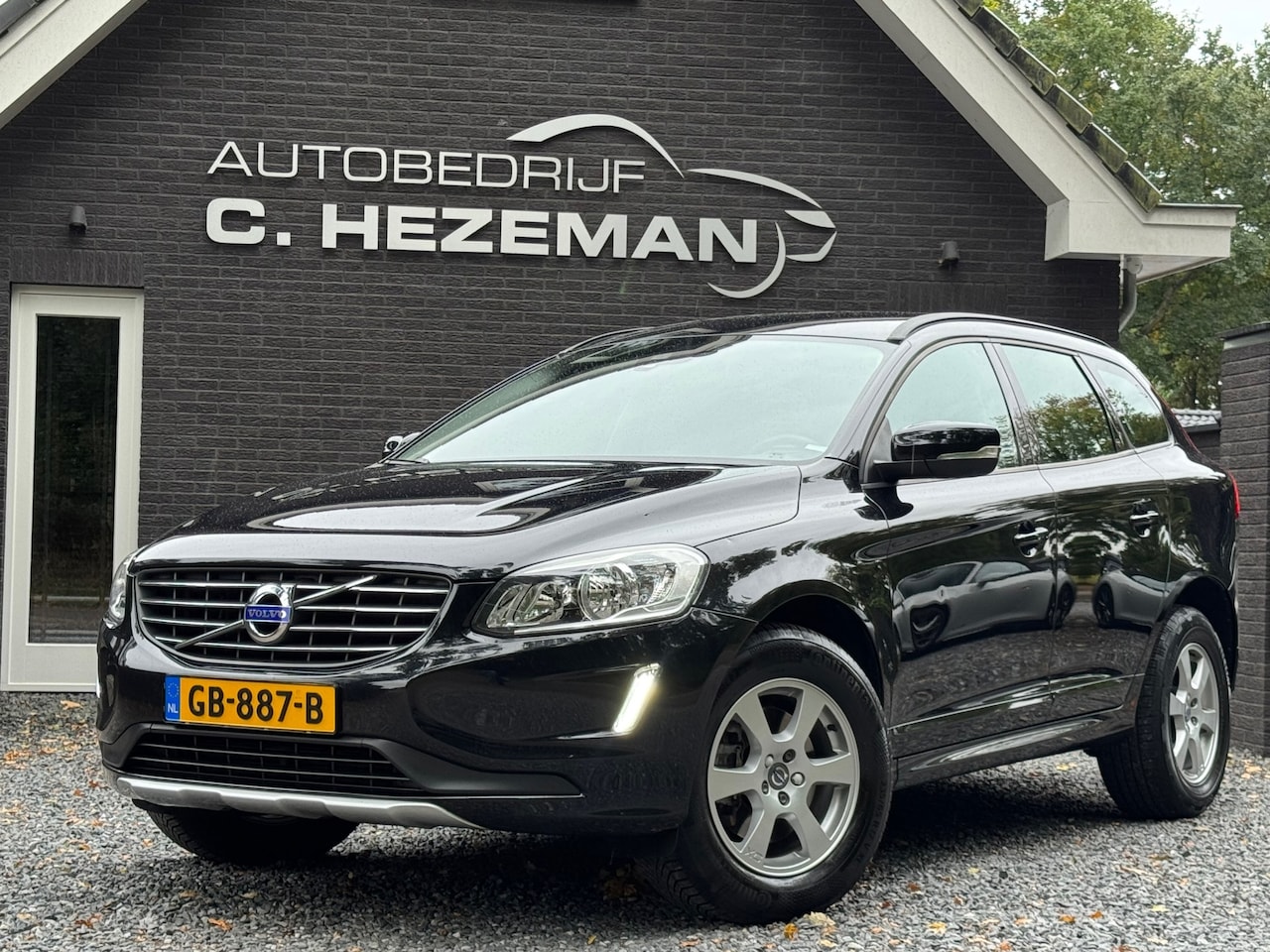 Volvo XC60 - 2.0 D4 FWD DealerOH Leder Navigatie Cruise Control AFN trekhaak - AutoWereld.nl