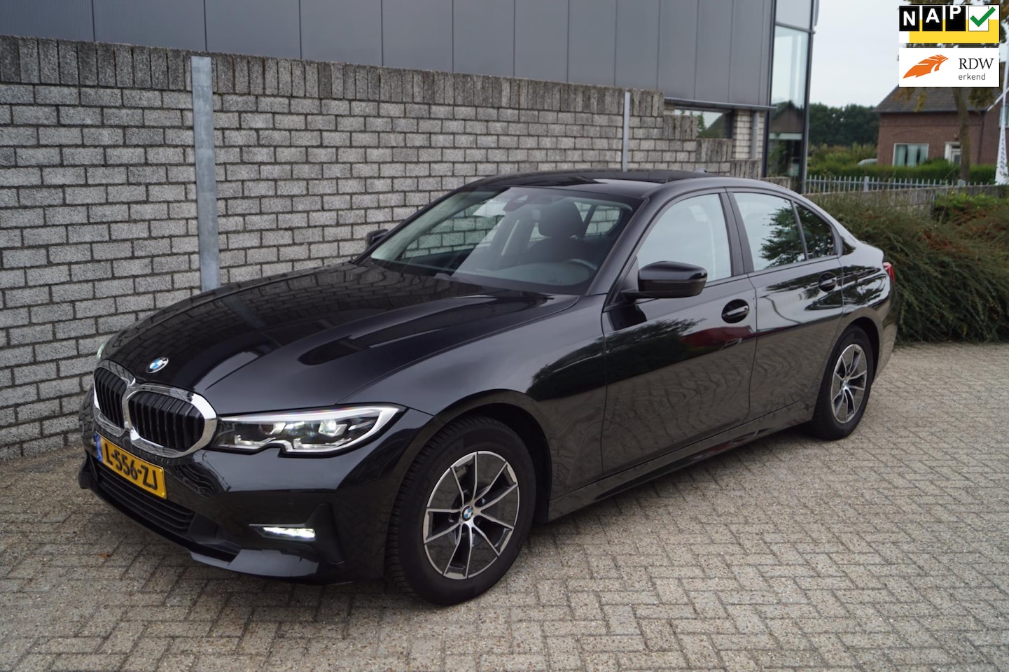 BMW 3-serie - 320i Business Edition Autom Navi Clima Apple Carplay LED Koplampen Cruise 2X PDC LMV Trekh - AutoWereld.nl