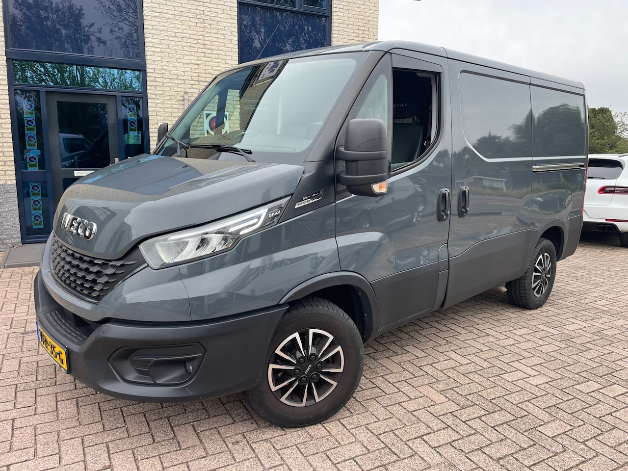 Iveco Daily - 35S16V 2.3 300 H1-Automaat-NAP- Camera-NL Bus - AutoWereld.nl