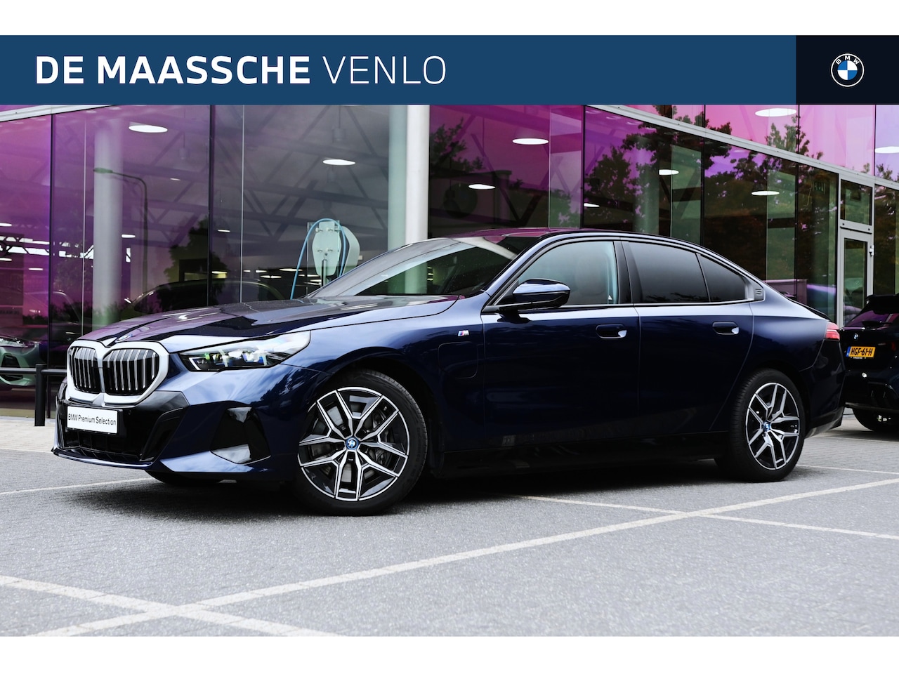 BMW 5-serie - 550e xDrive M Sport Automaat / Panoramadak / Stoelverwarming / Adaptieve LED / Driving Ass - AutoWereld.nl