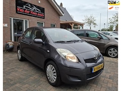 Toyota Yaris - 1.0 VVTi Acces. Zeer netjes. Airco, centrale deurvergrendeling, aux, etc. Lange APK, prijs