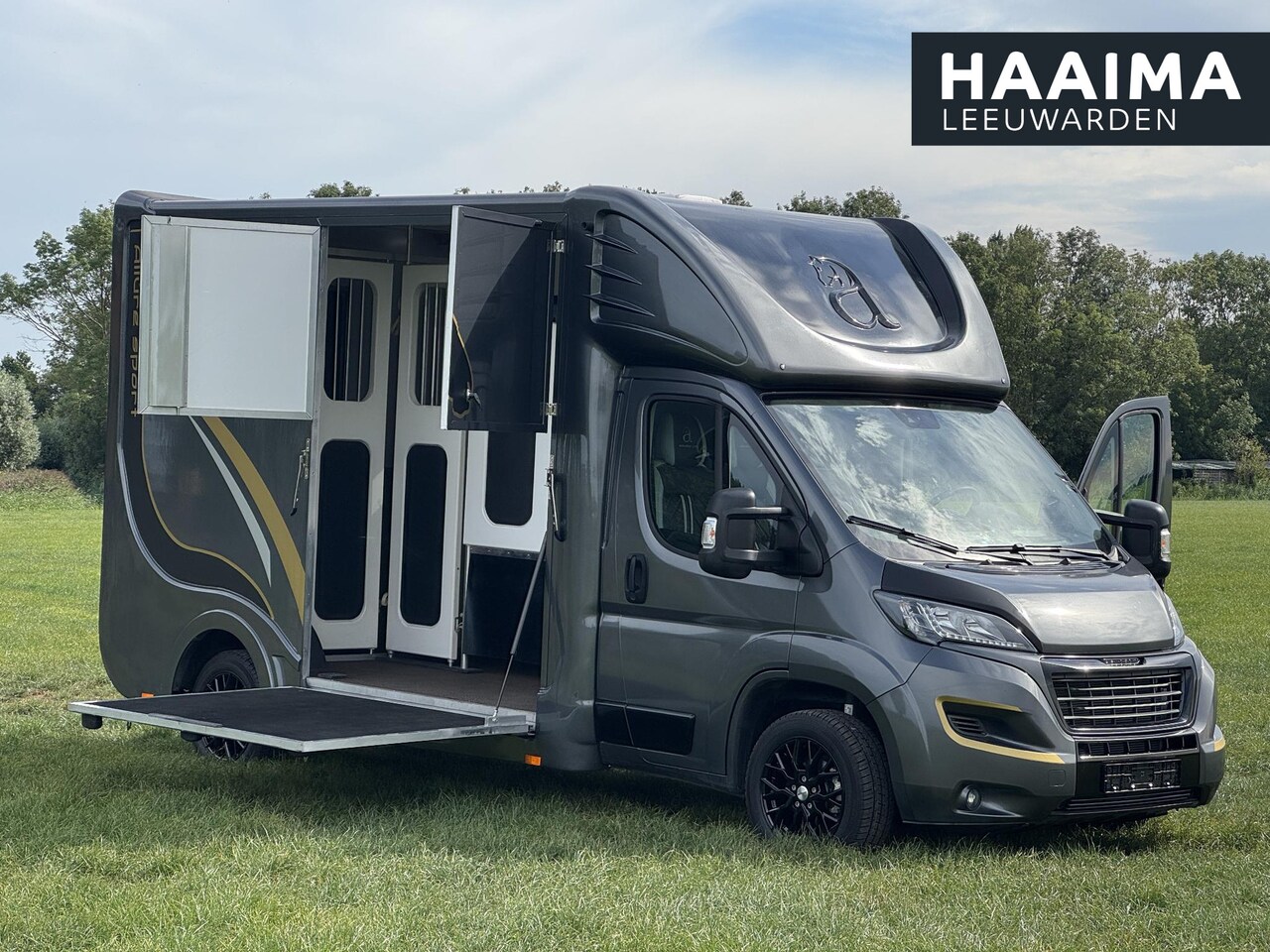 Peugeot Boxer - Allure Sport Paardenwagen 2.2 HDI 165pk | 1640kg laadvermogen | 3-zitplaatsen | Trekhaak | - AutoWereld.nl