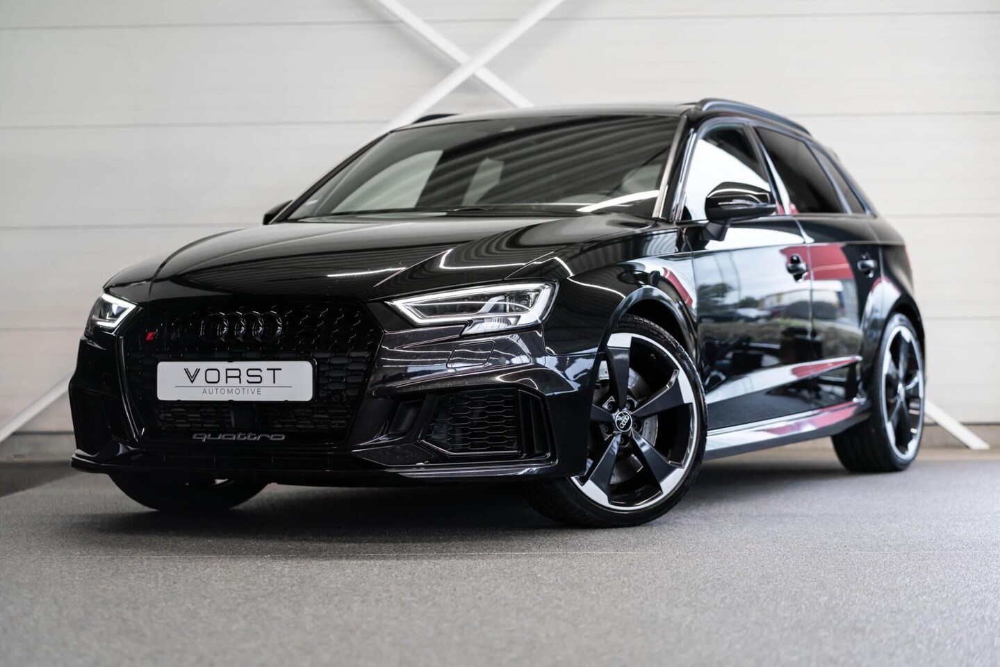 Audi RS3 - 2.5 TFSI quattro B&O Pano Schaalstoel Panther-Black - AutoWereld.nl