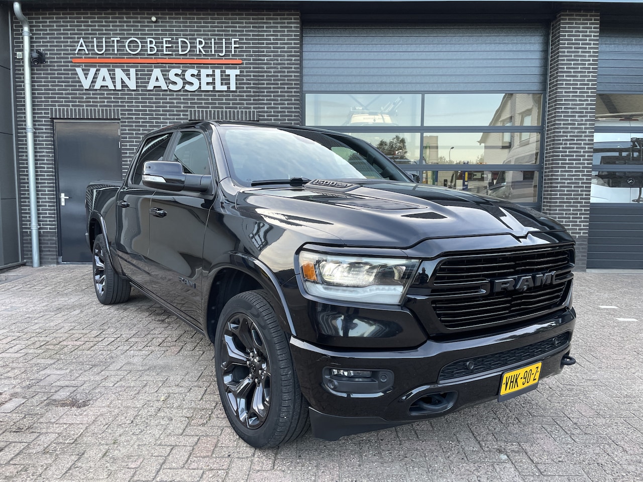 Dodge Ram 1500 - 5.7 V8 4x4 Crew Cab Laramie Panoramadak , Leer , 22" - AutoWereld.nl