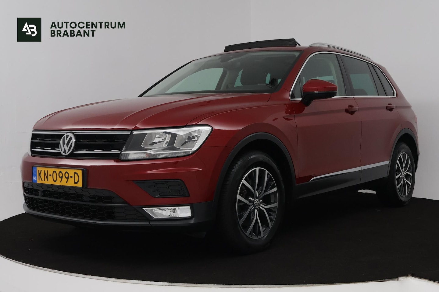Volkswagen Tiguan - 1.4 TSI Connected Series (PANORAMADAK, TREKHAAK, SENSOREN, CRUISE CONTROL, STOELVERWARMING - AutoWereld.nl